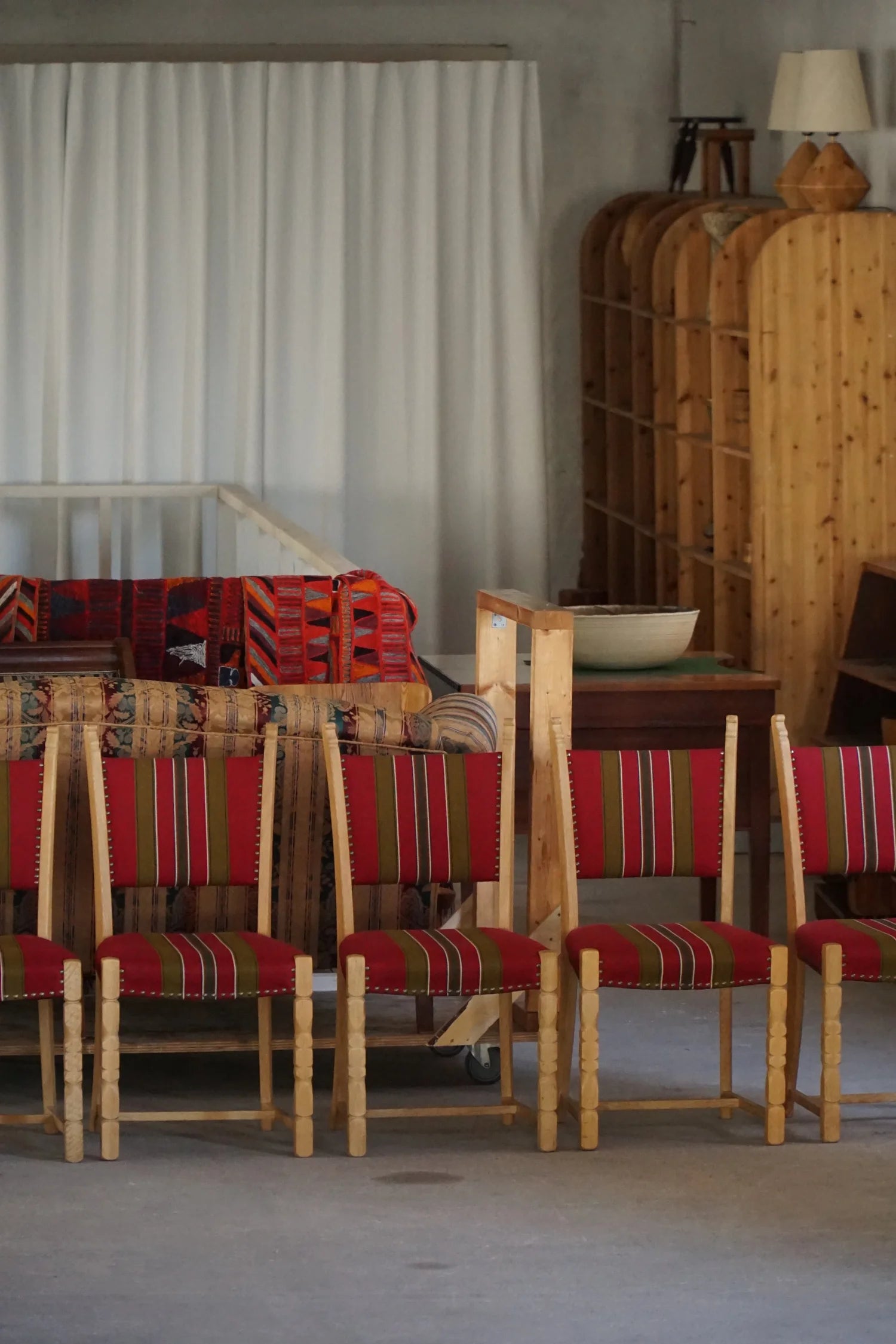 Set_of_6_Oak_Dining_Chairs_with_Red_Upholstery,_Scandinavian_Modern_Design