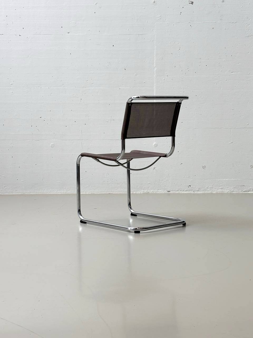 Set_of_6_Thonet_S33_cantilever_chairs_with_brown_mesh_upholstery