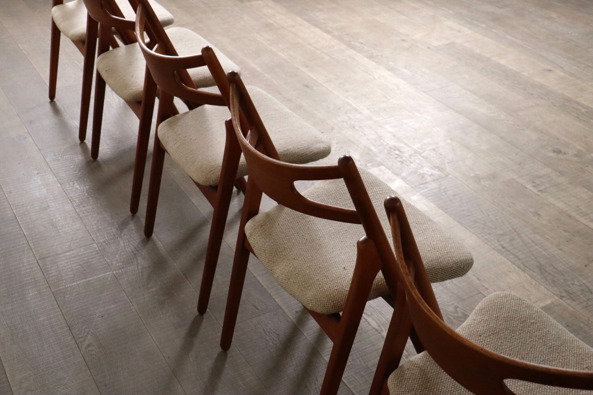 Set_of_8_Hans_Wegner_CH29_Sawbuck_Dining_Chairs_for_Carl_Hansen_&_Son,_1952,_Denmark
