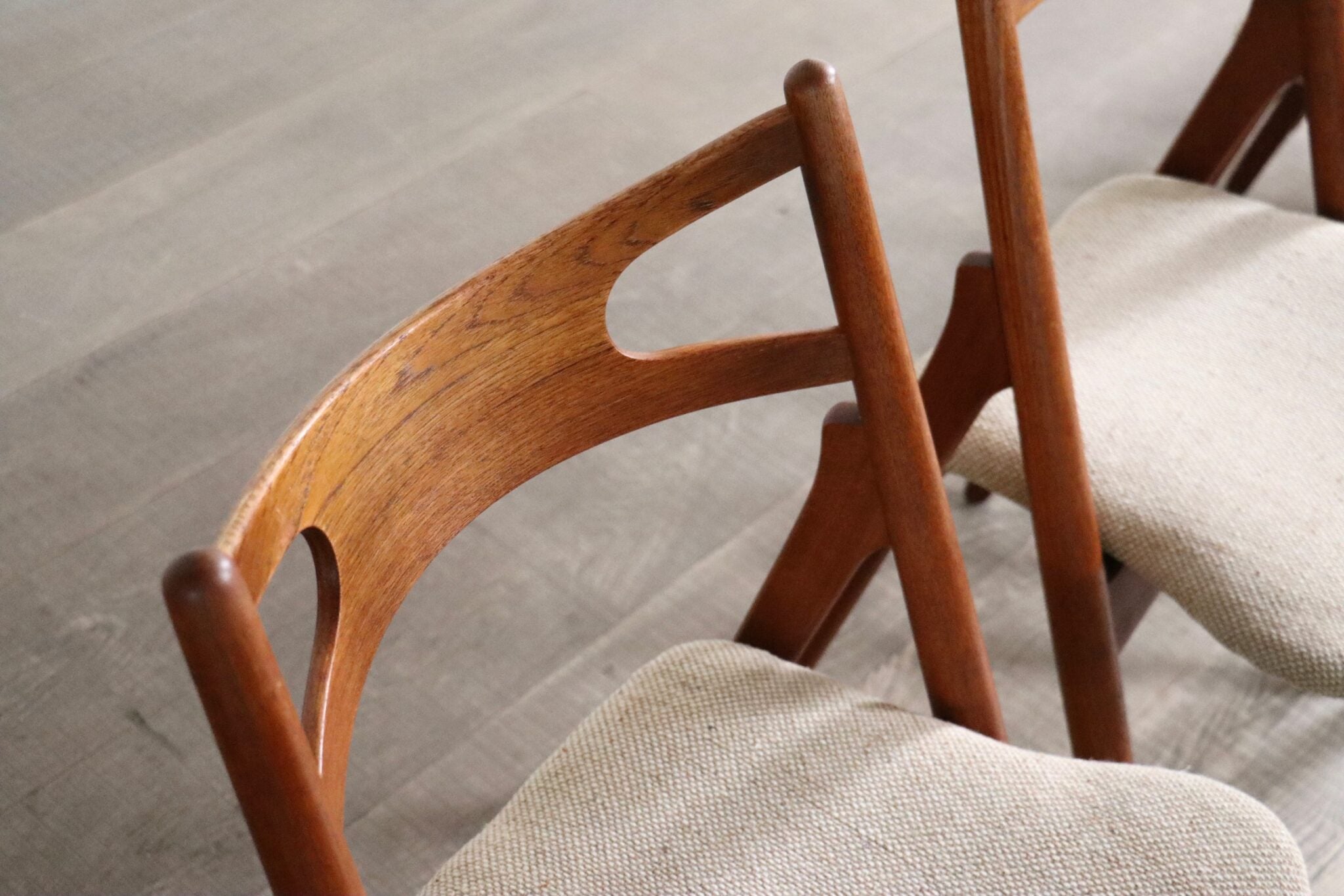 Set_of_8_Hans_Wegner_CH29_Sawbuck_Dining_Chairs_for_Carl_Hansen_&_Son,_1952,_Denmark