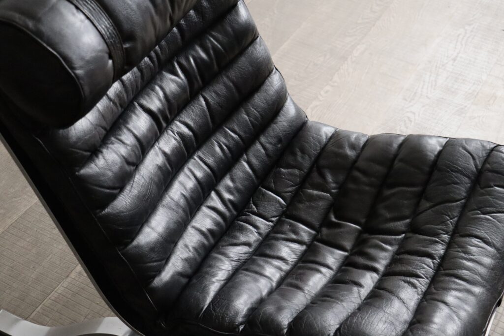 Set_of_Ari_Lounge_Chair_with_Ottoman_by_Arne_Norell_for_Norell_Möbel_AB,_Black_Leather_and_Chrome,_Sweden,_1966