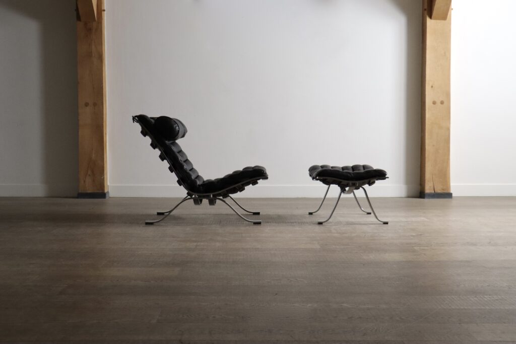 Set_of_Ari_Lounge_Chair_with_Ottoman_by_Arne_Norell_for_Norell_Möbel_AB,_Black_Leather_and_Chrome,_Sweden,_1966