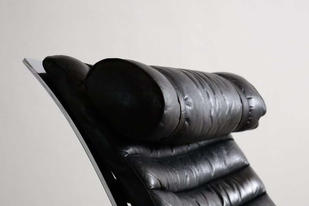Set_of_Ari_Lounge_Chair_with_Ottoman_by_Arne_Norell_for_Norell_Möbel_AB,_Black_Leather_and_Chrome,_Sweden,_1966