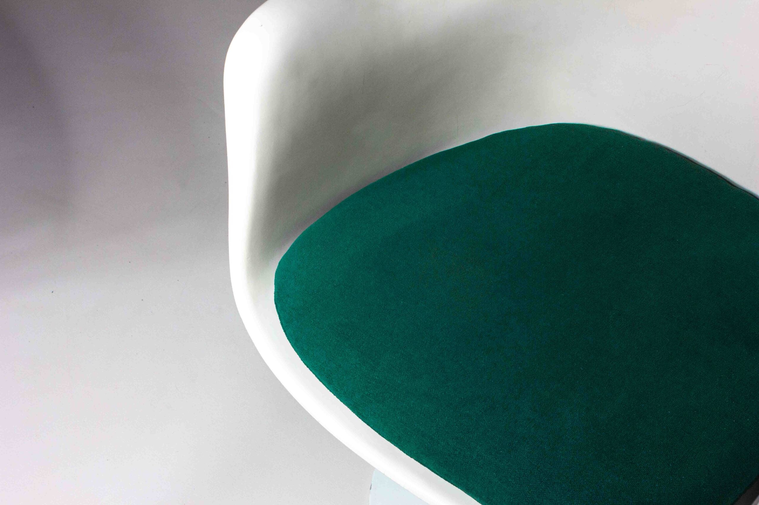 Set_of_8_Eero_Saarinen_Tulip_Armchairs_for_Knoll,_1970s_with_Green_Cushions