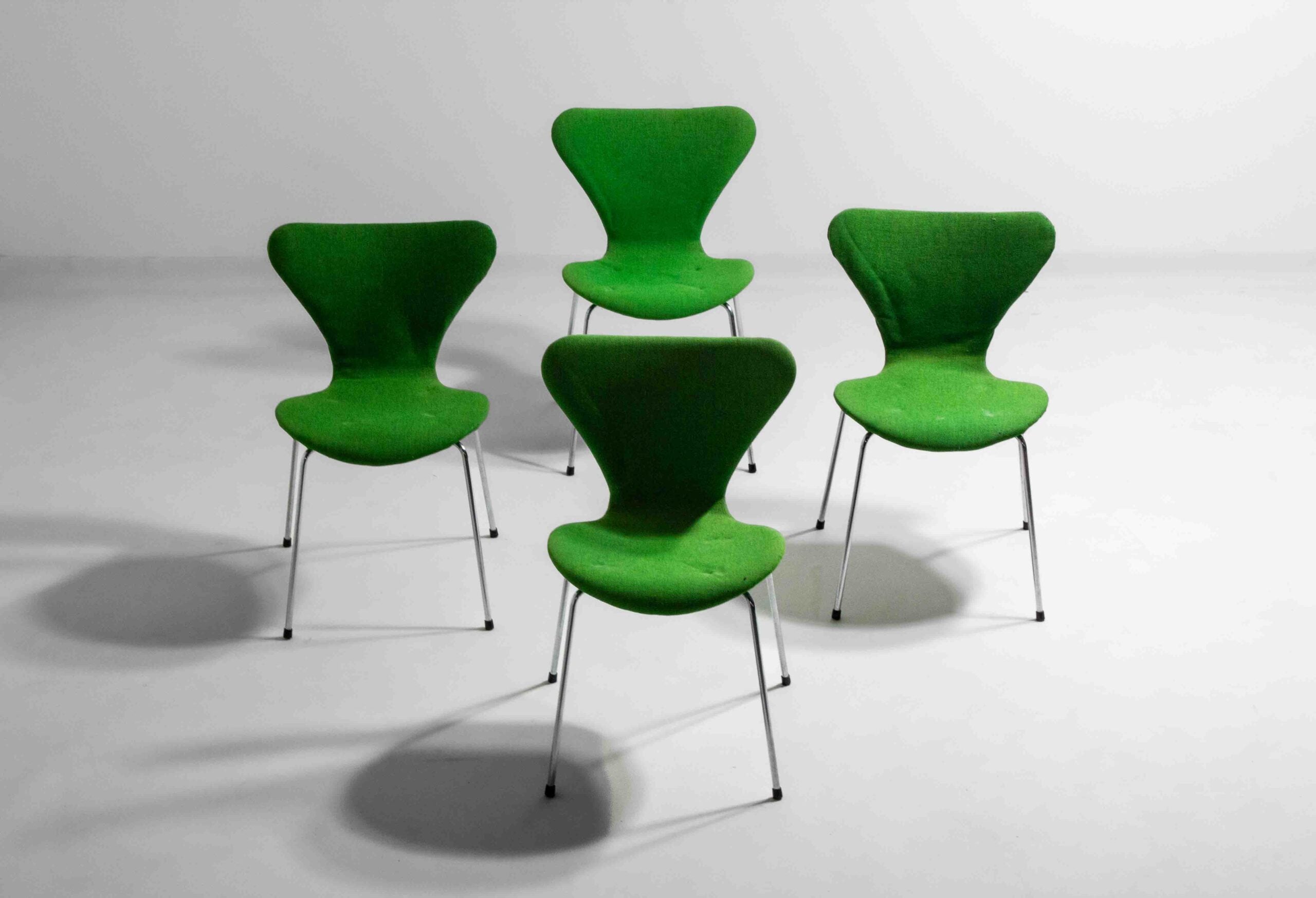 Set_of_4_Arne_Jacobsen_“Butterfly”_Chairs_by_Fritz_Hansen,_1980s_Emerald_Green
