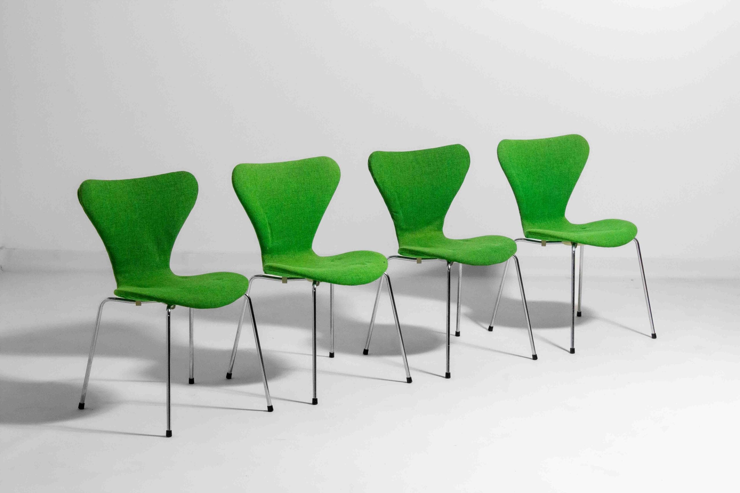 Set_of_4_Arne_Jacobsen_“Butterfly”_Chairs_by_Fritz_Hansen,_1980s_Emerald_Green