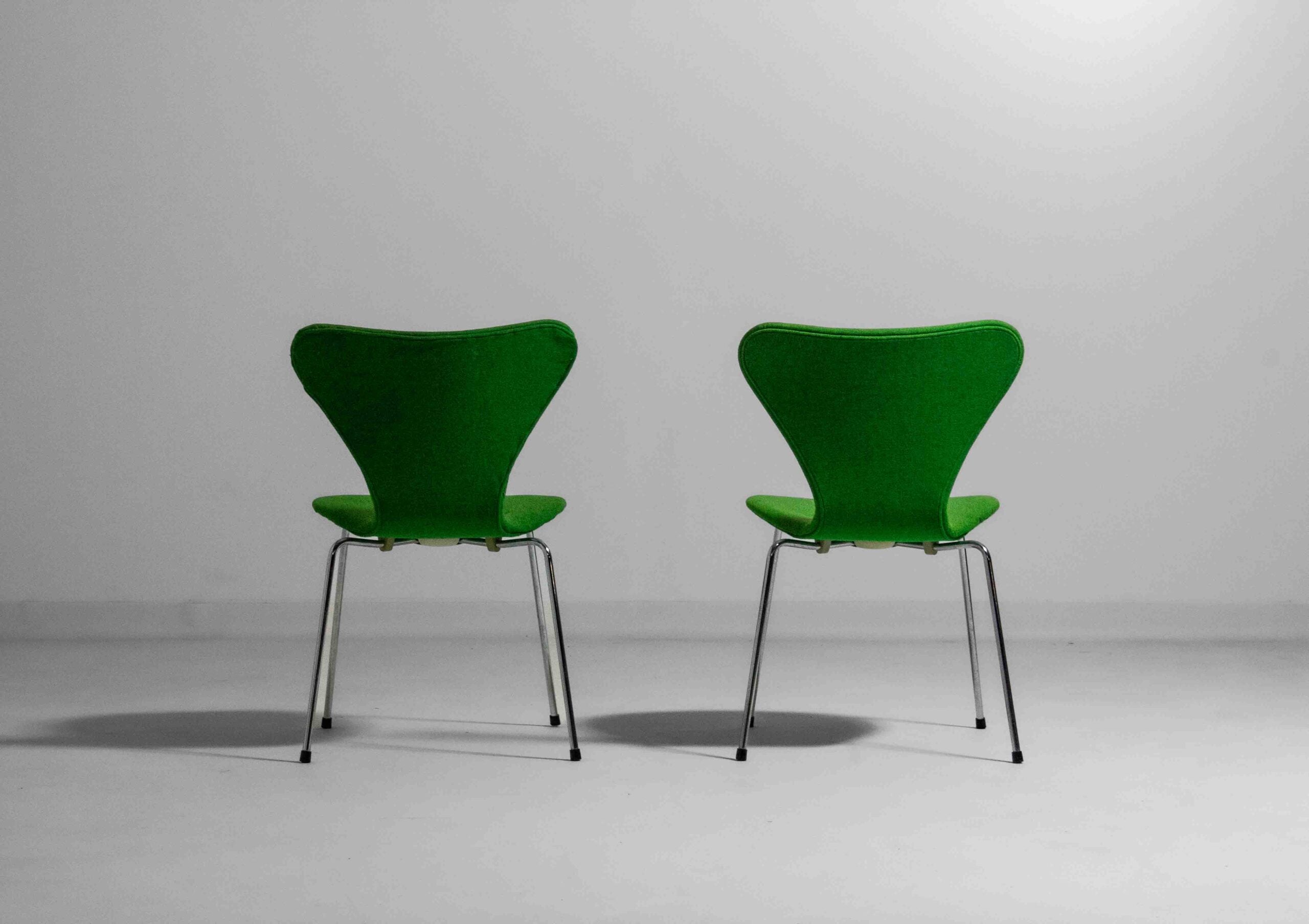 Set_of_4_Arne_Jacobsen_“Butterfly”_Chairs_by_Fritz_Hansen,_1980s_Emerald_Green