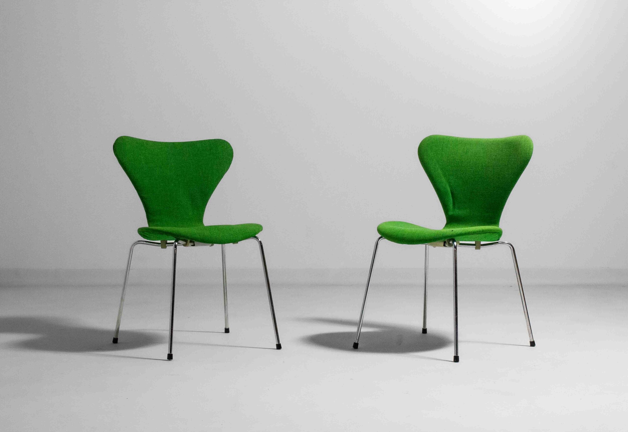 Set_of_4_Arne_Jacobsen_“Butterfly”_Chairs_by_Fritz_Hansen,_1980s_Emerald_Green