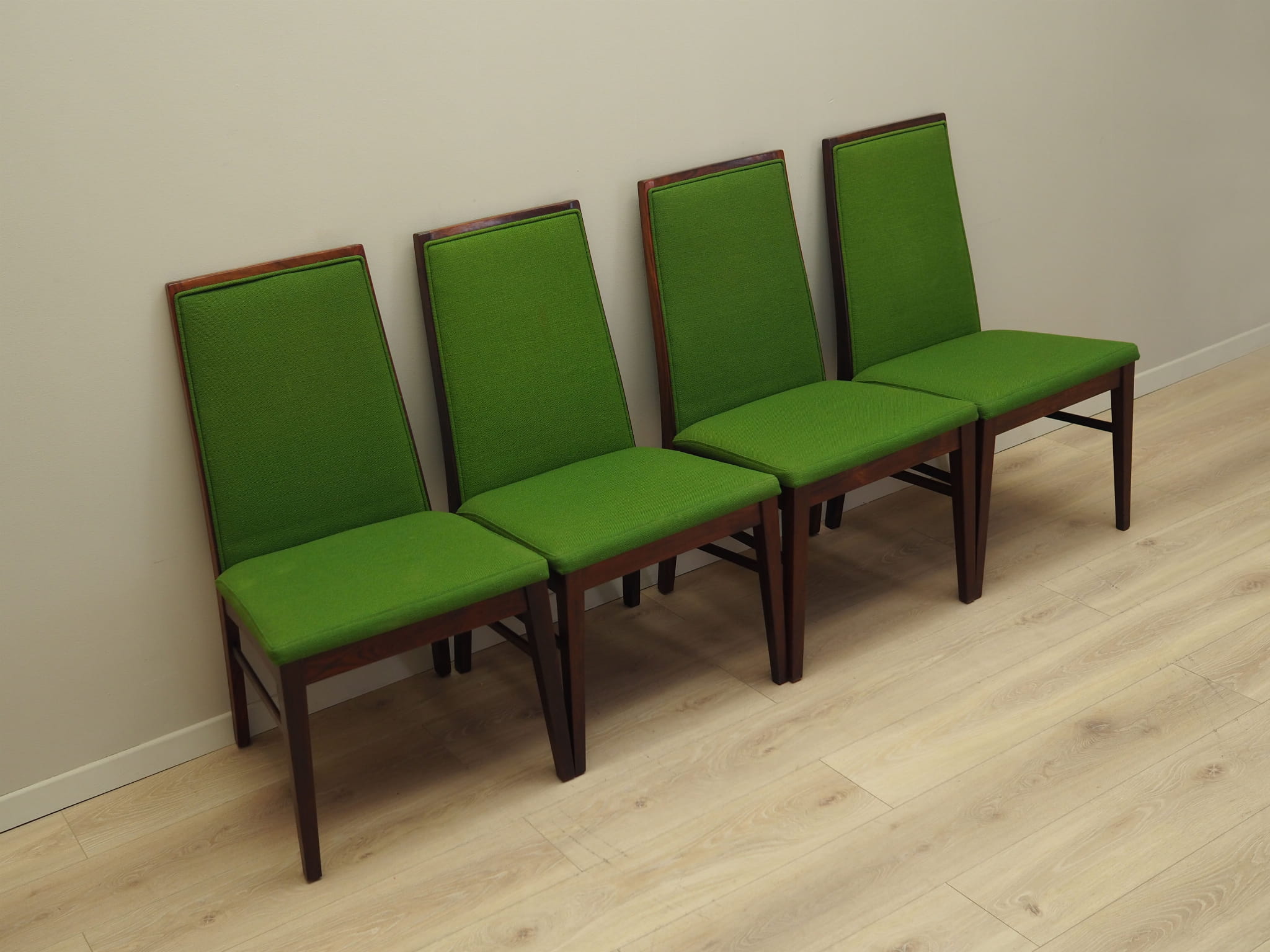 Set_of_4_Chairs,_Dyrlund,_Rosewood,_1970s,_Denmark