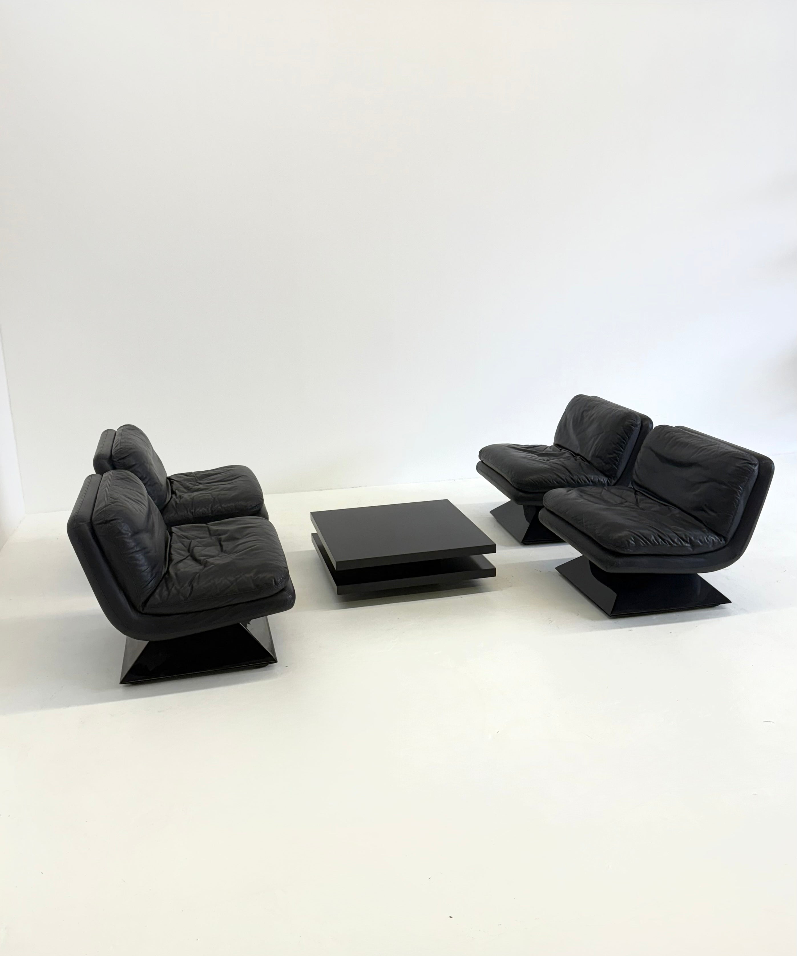 Set_of_4_Hans_von_Klier_armchairs_with_coffee_table_for_Giuseppe_Rossi_di_Albizzate