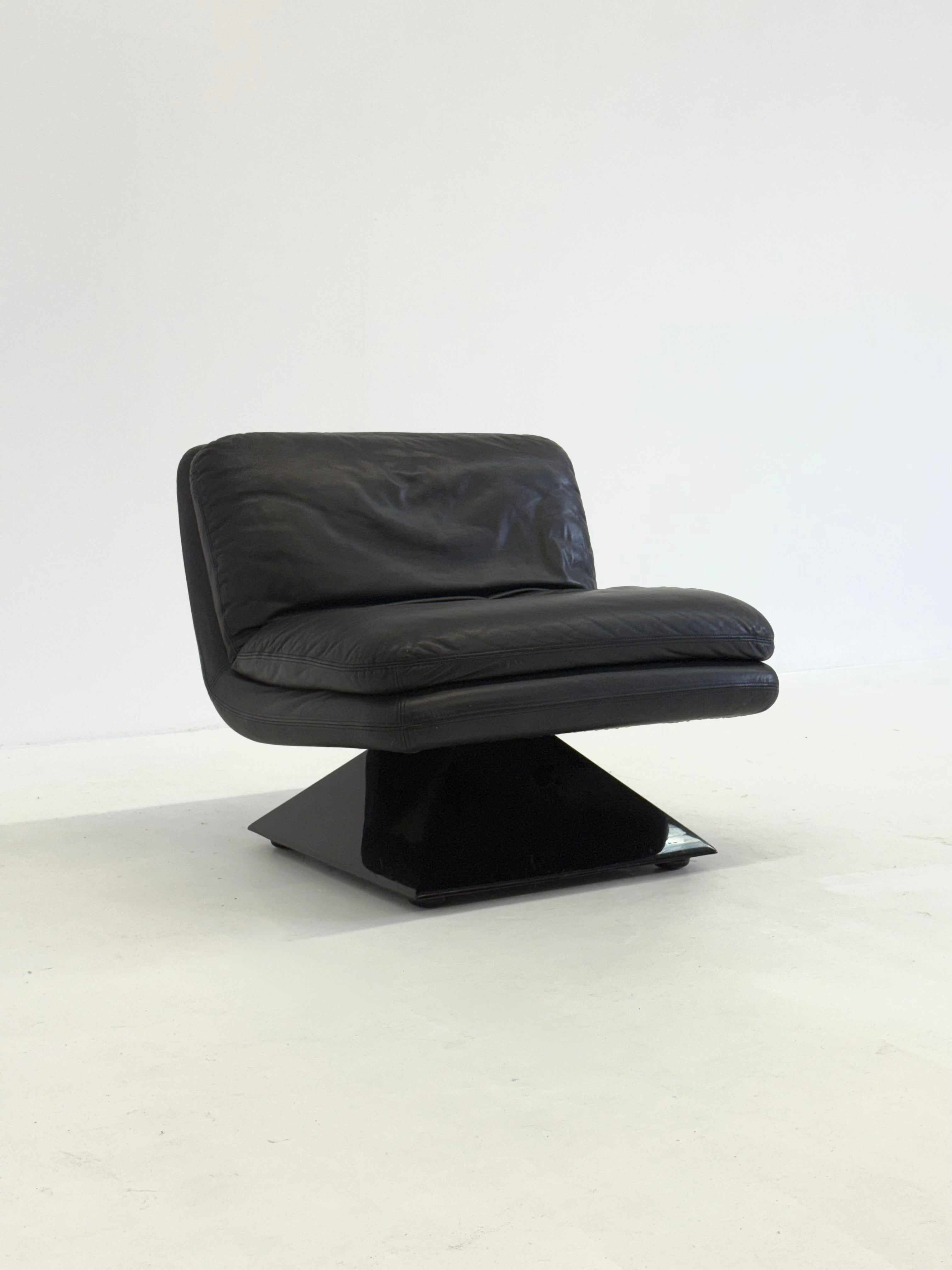 Set_of_4_Hans_von_Klier_armchairs_with_coffee_table_for_Giuseppe_Rossi_di_Albizzate