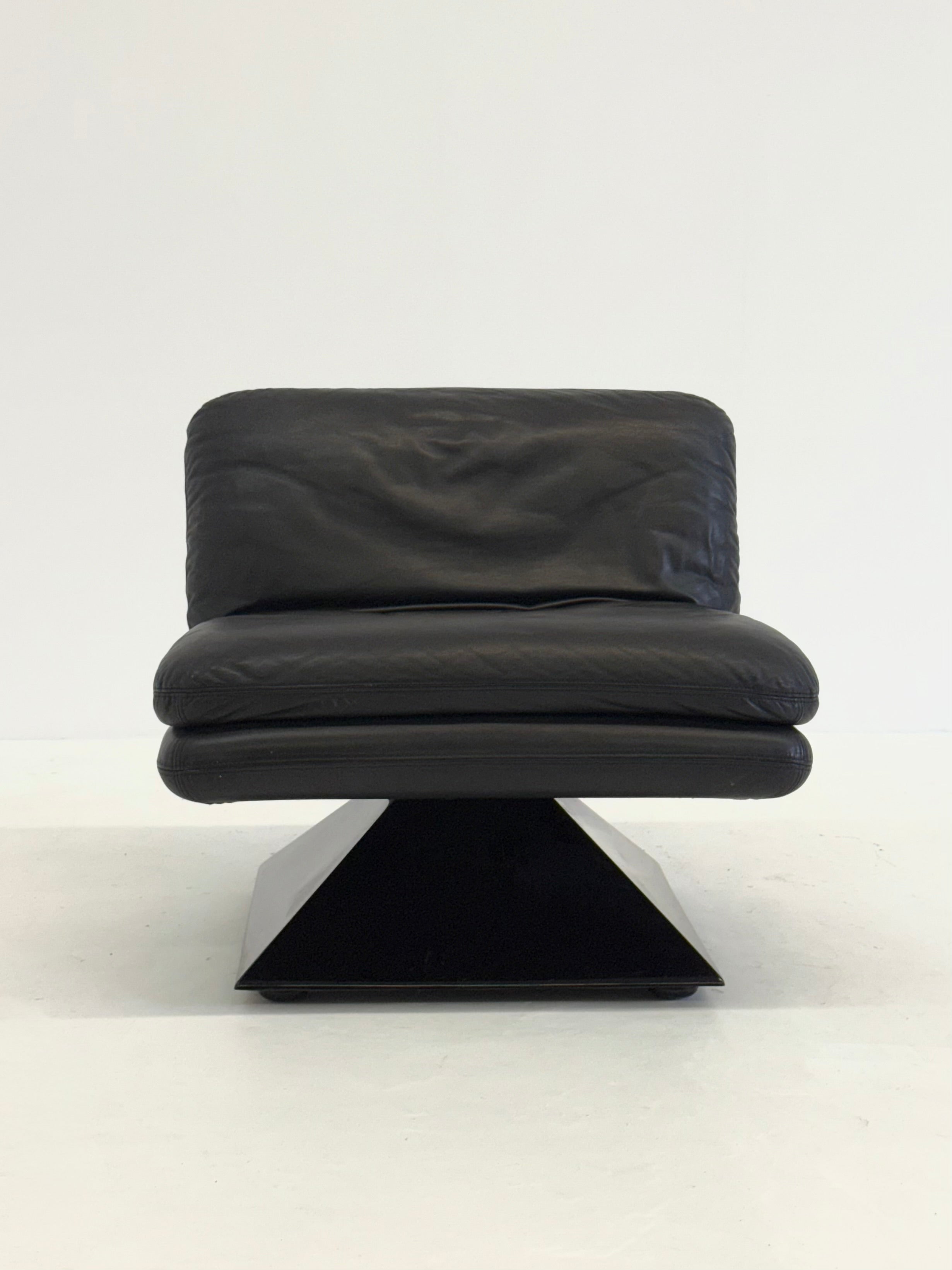 Set_of_4_Hans_von_Klier_armchairs_with_coffee_table_for_Giuseppe_Rossi_di_Albizzate