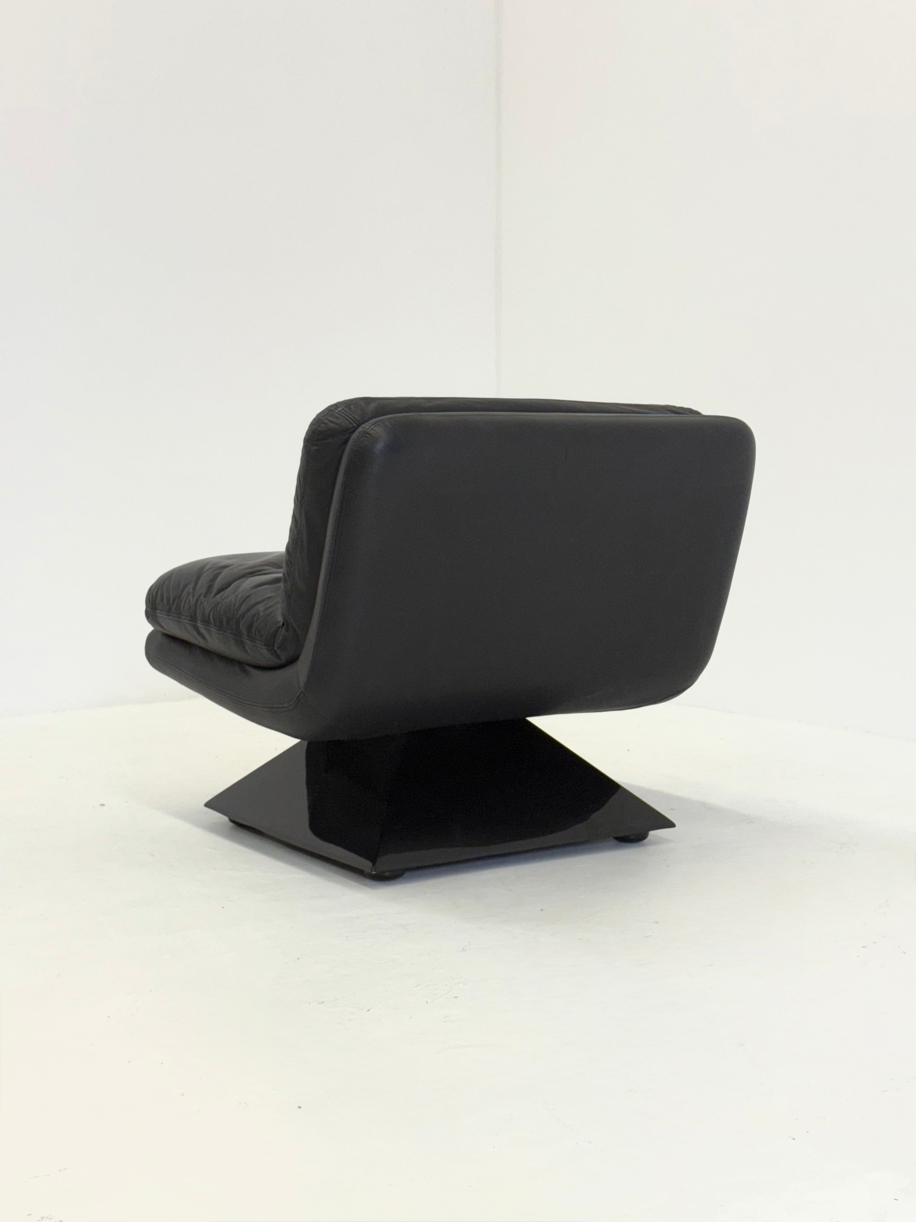 Set_of_4_Hans_von_Klier_armchairs_with_coffee_table_for_Giuseppe_Rossi_di_Albizzate