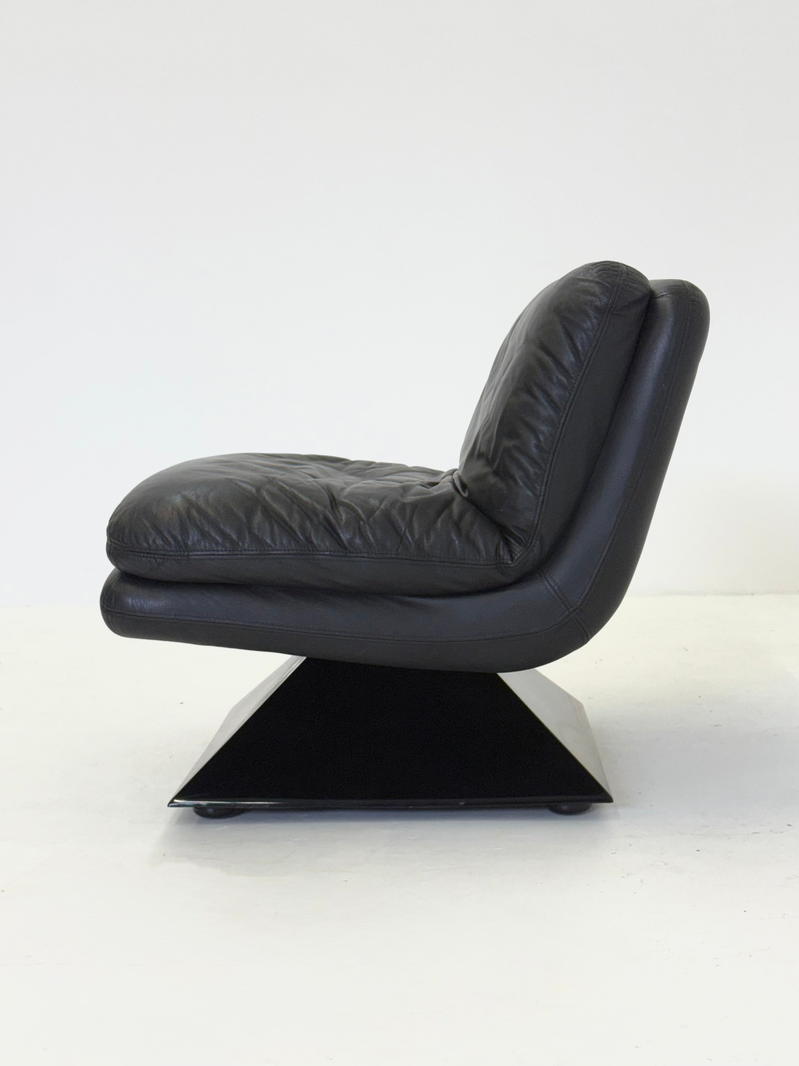 Set_of_4_Hans_von_Klier_armchairs_with_coffee_table_for_Giuseppe_Rossi_di_Albizzate