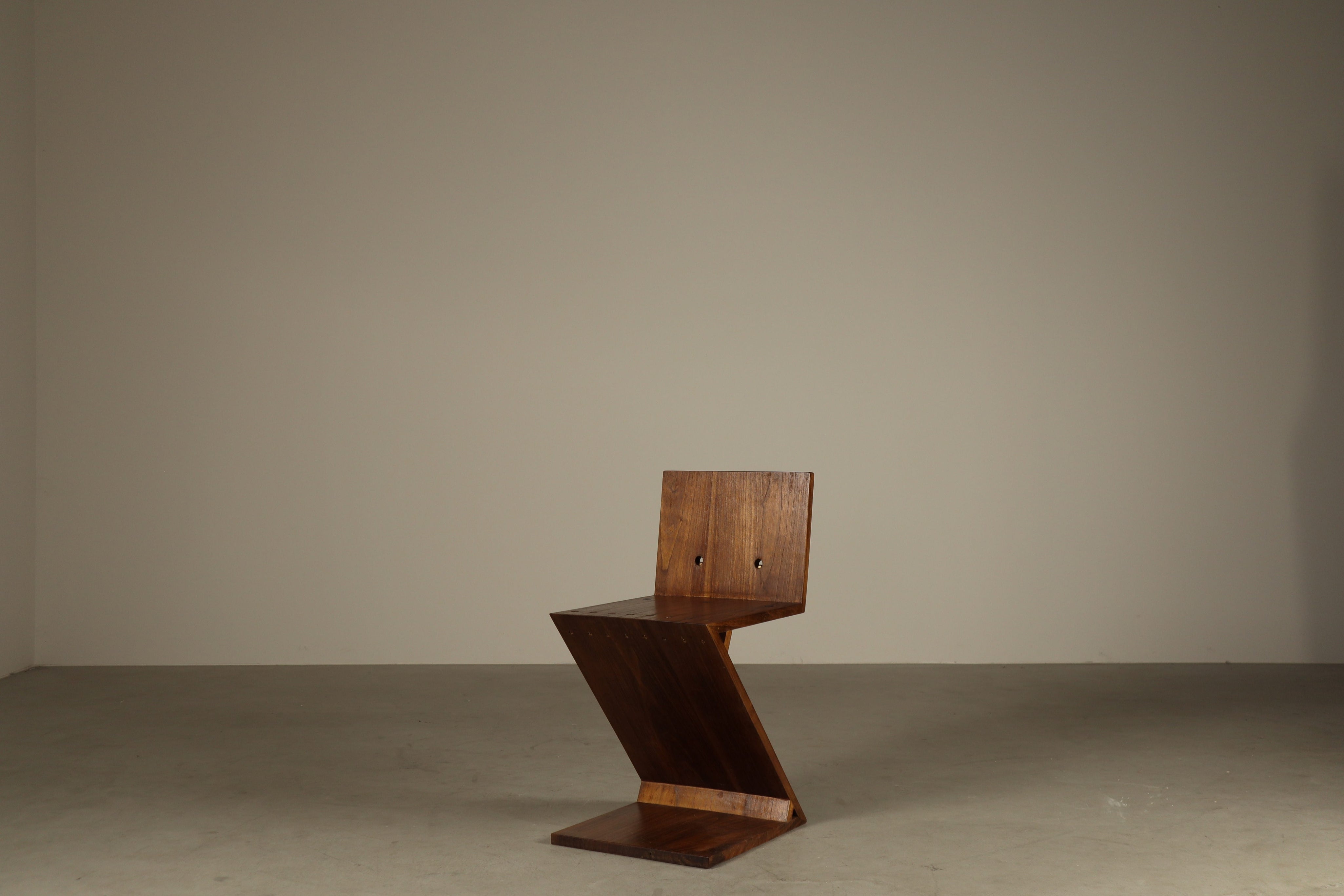 Set_of_4_Handcrafted_Zig-Zag_Chairs_After_Gerrit_Rietveld_in_Dark-Stained_Solid_Wood