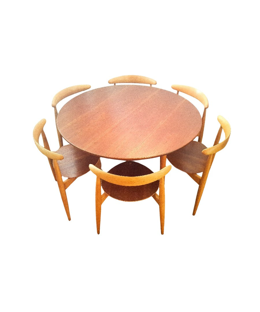 Set_of_Heart_dining_table_and_6_chairs_by_Hans_Wegner_for_Fritz_Hansen,_1952