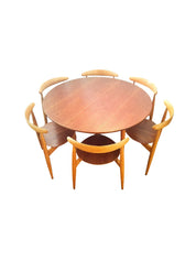 Set_of_Heart_dining_table_and_6_chairs_by_Hans_Wegner_for_Fritz_Hansen,_1952