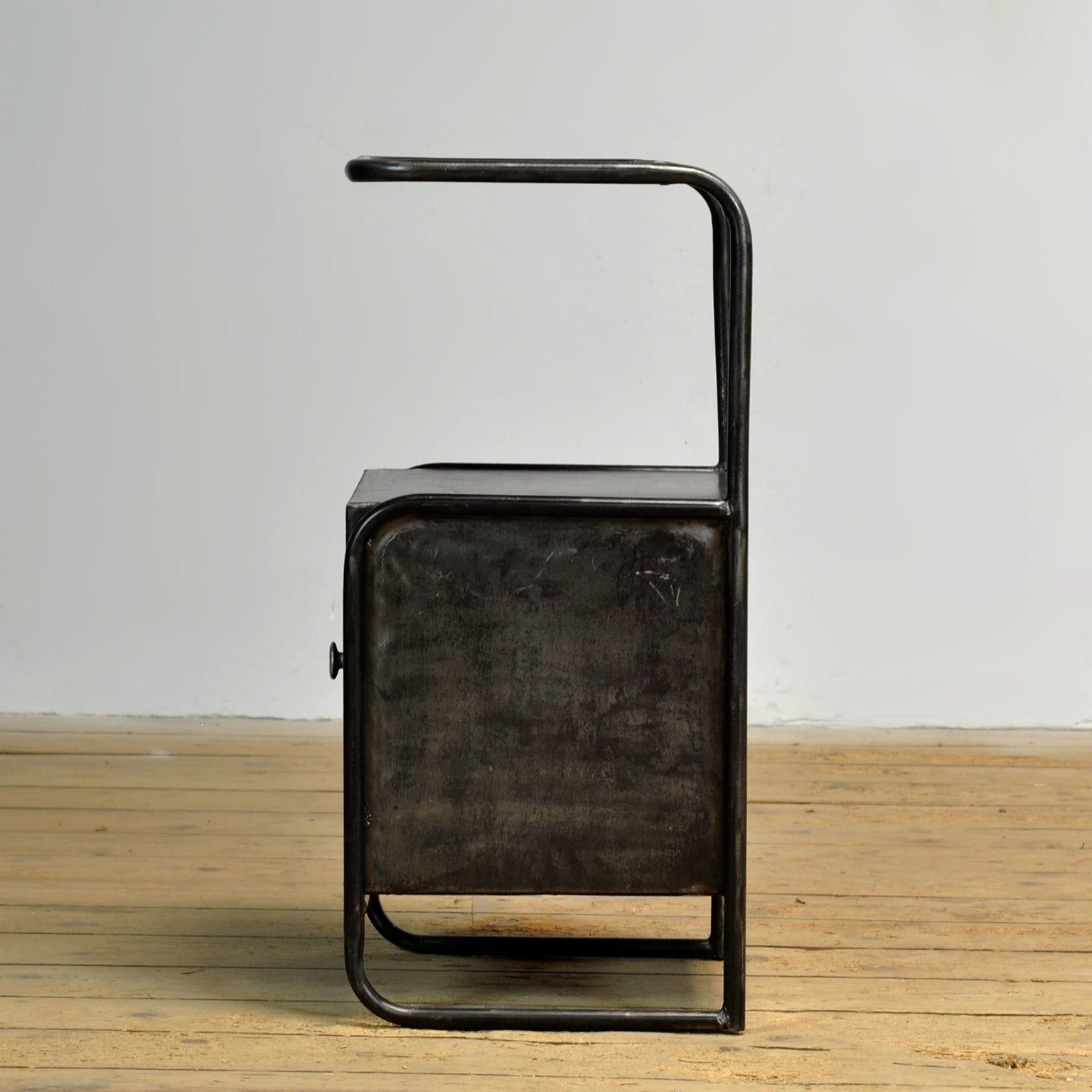 Set_of_2_Iron_Nightstands_from_1950s