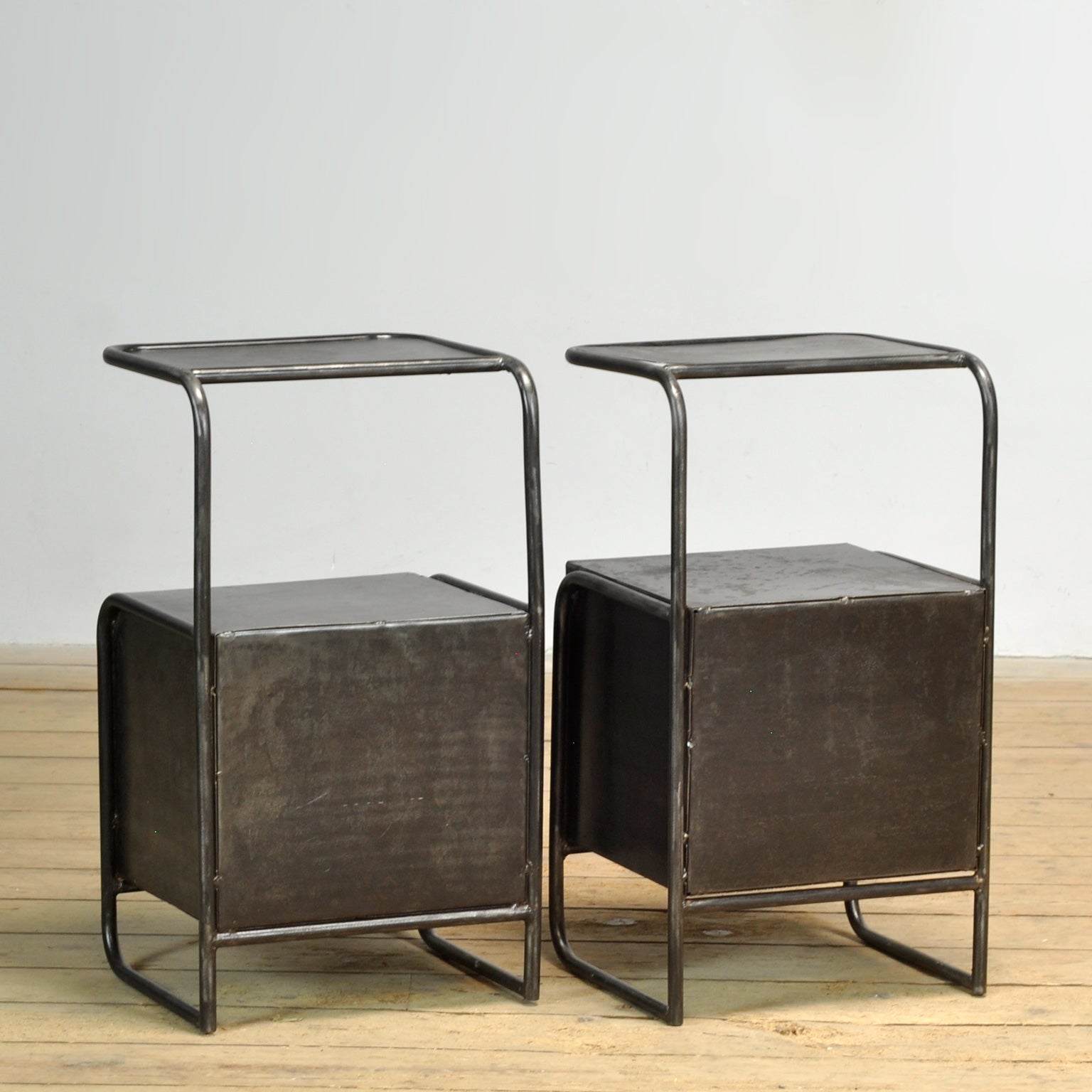 Set_of_2_Iron_Nightstands_from_1950s