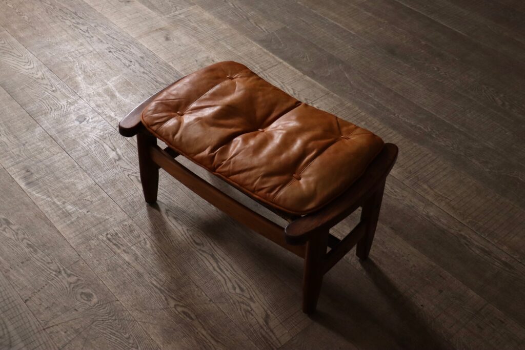 Set_of_Jean_Gillon_“Jangada”_Lounge_Chair_with_Ottoman_in_Cognac_Leather,_Brazil_1960s