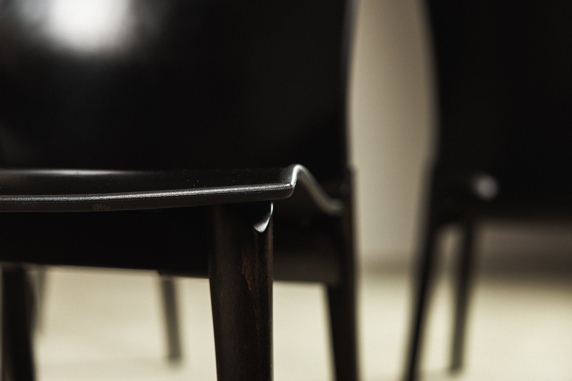 Set_of_7_Cos_Dining_Chairs_by_Josep_Lluscà_for_Cassina_in_Black_Leather,_Italy,_1994