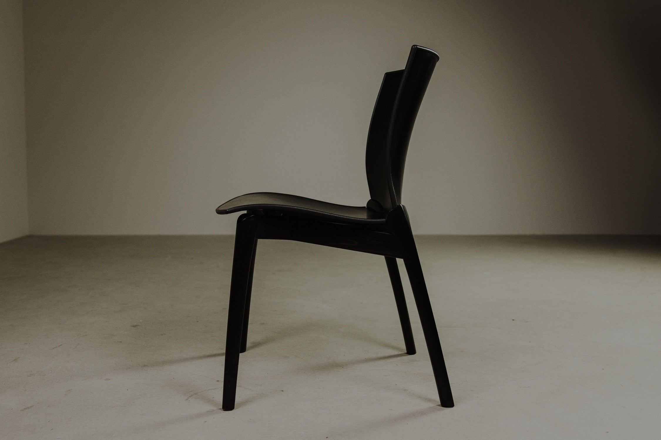 Set_of_7_Cos_Dining_Chairs_by_Josep_Lluscà_for_Cassina_in_Black_Leather,_Italy,_1994