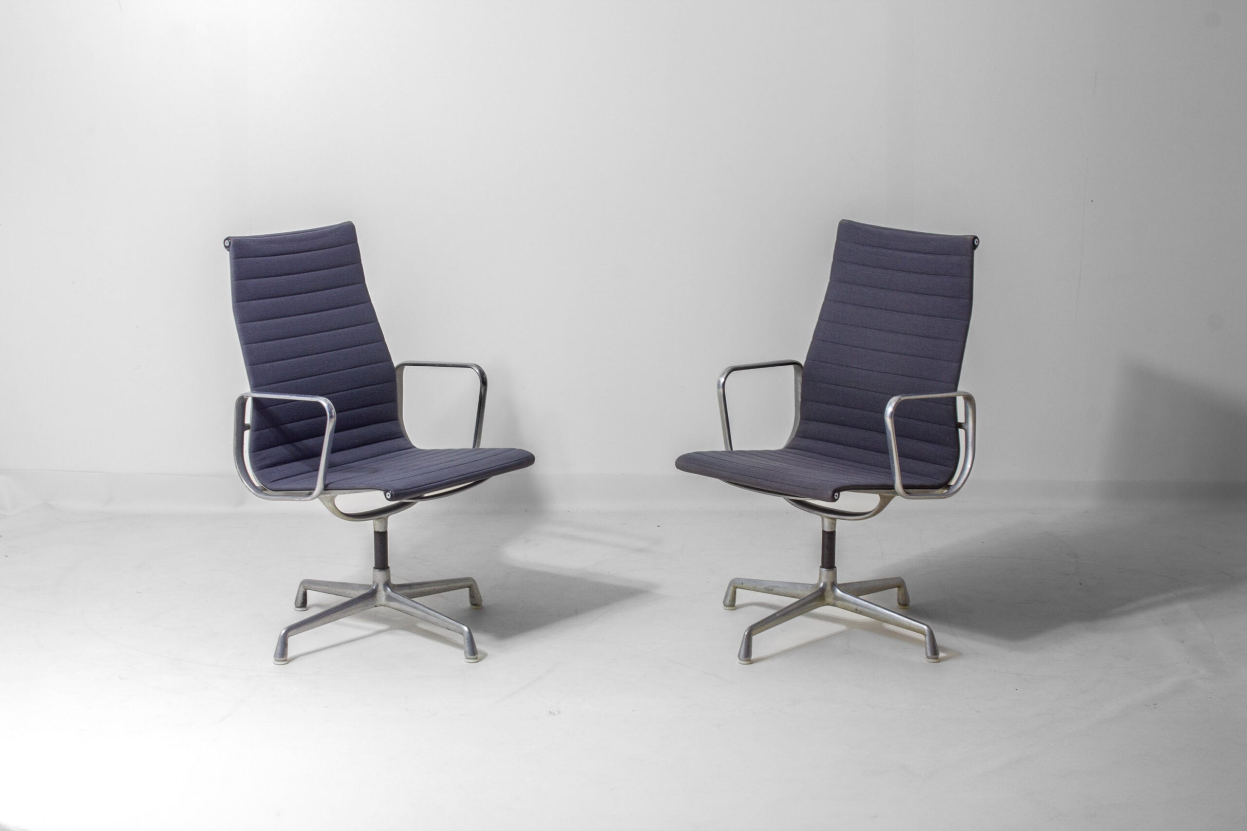 Set_of_6_Eames_EA109_Aluminum_Group_Chairs_for_Herman_Miller,_1980s