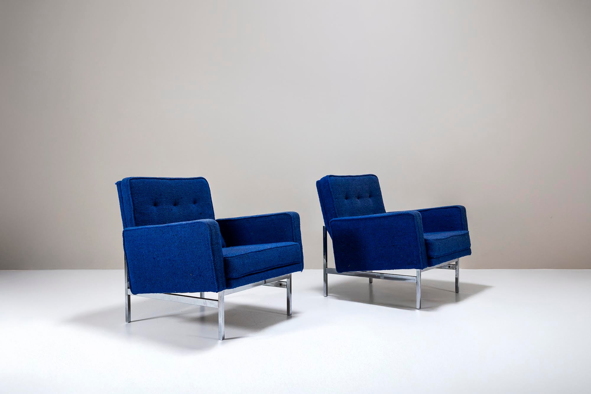 Set_of_2_Armchairs,_Florence_Knoll,_Blue_Upholstery,_1950s,_USA