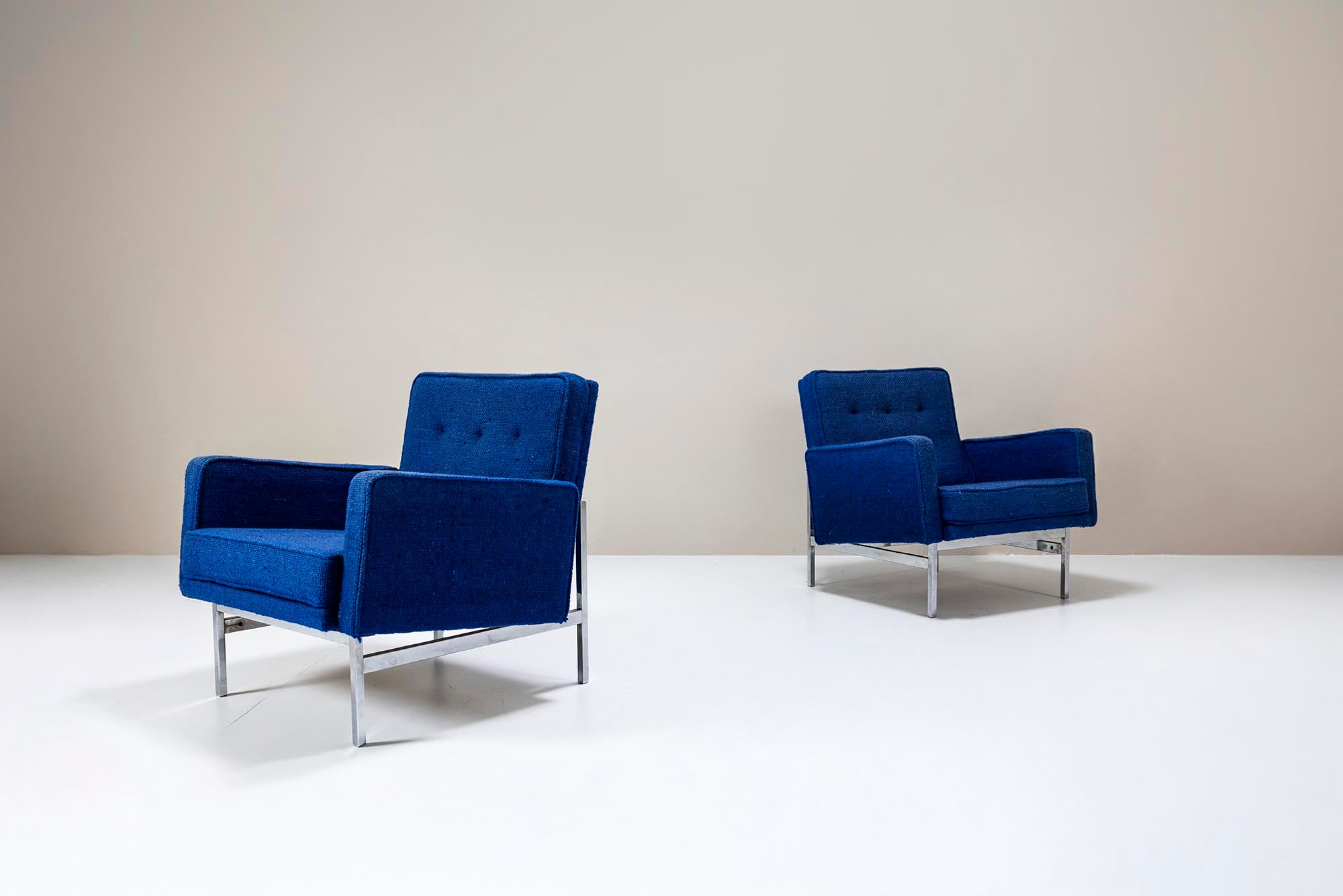 Set_of_2_Armchairs,_Florence_Knoll,_Blue_Upholstery,_1950s,_USA