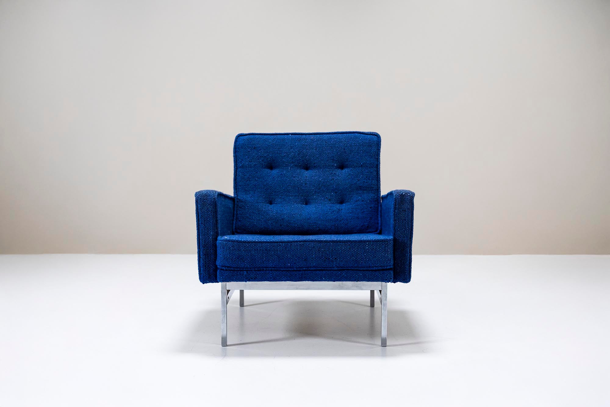 Set_of_2_Armchairs,_Florence_Knoll,_Blue_Upholstery,_1950s,_USA