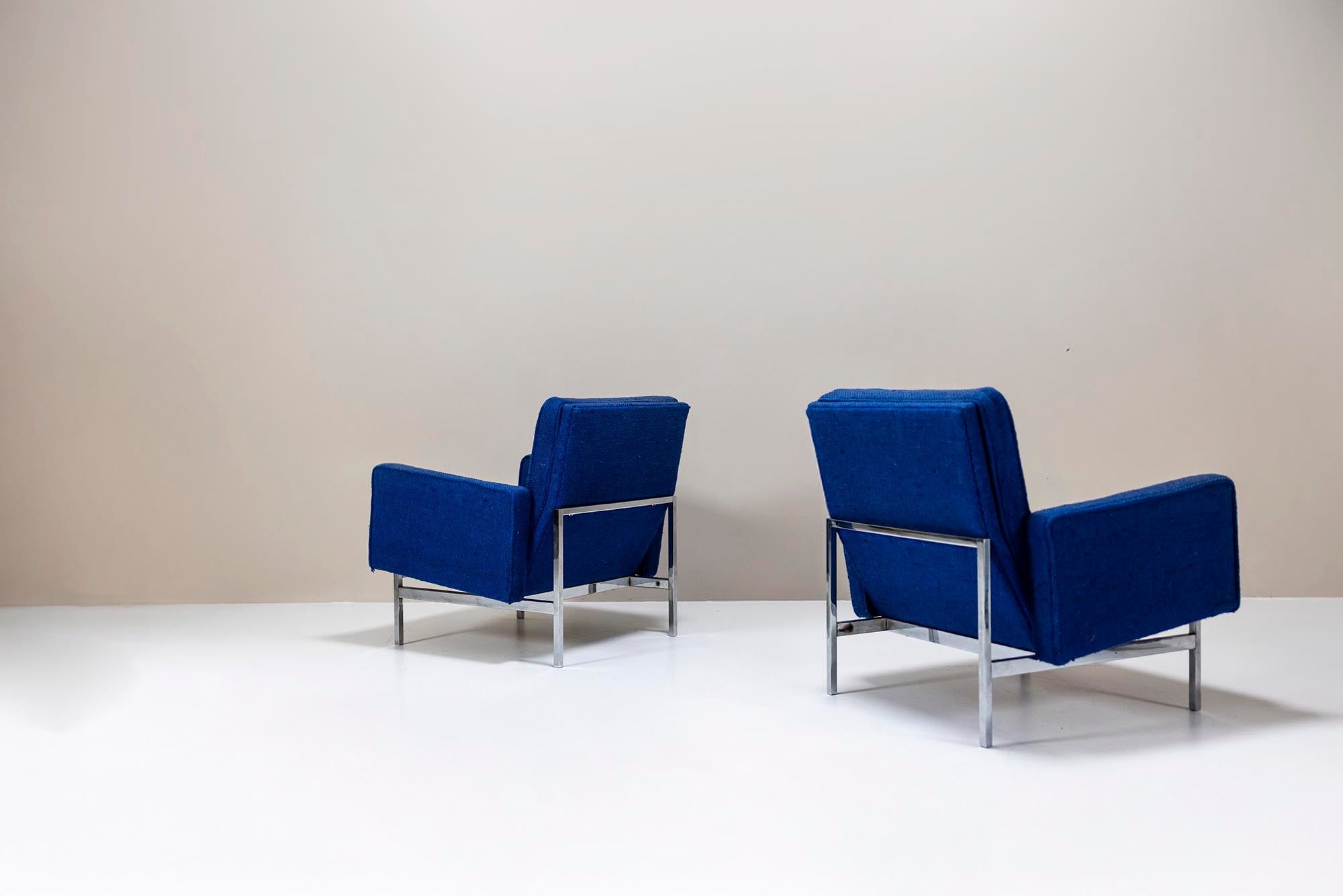 Set_of_2_Armchairs,_Florence_Knoll,_Blue_Upholstery,_1950s,_USA