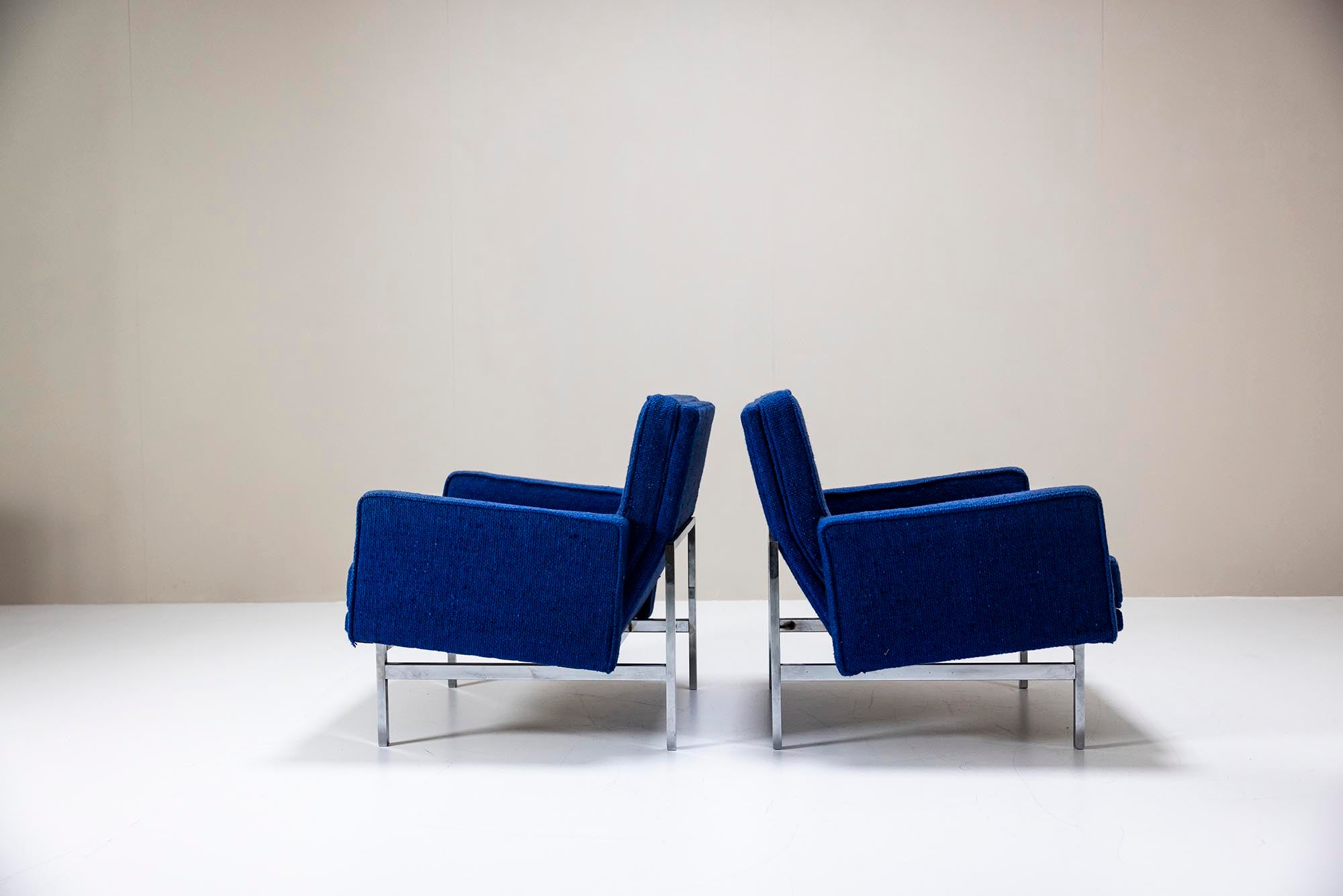 Set_of_2_Armchairs,_Florence_Knoll,_Blue_Upholstery,_1950s,_USA