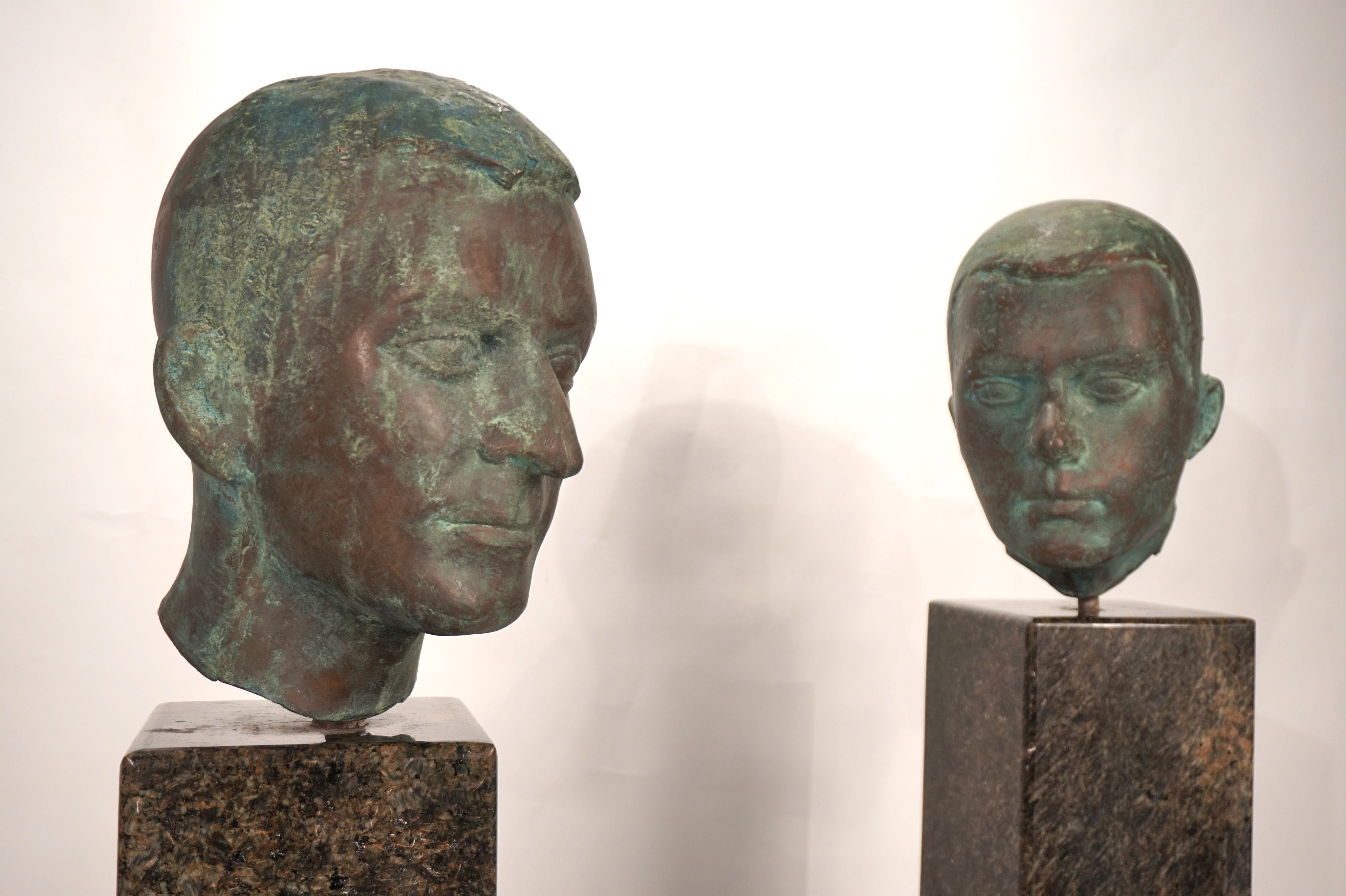 Set_of_2_Life-Size_Bronze_Male_Heads_on_Granite_Steles,_German_Bauhaus_Period,_circa_1920s