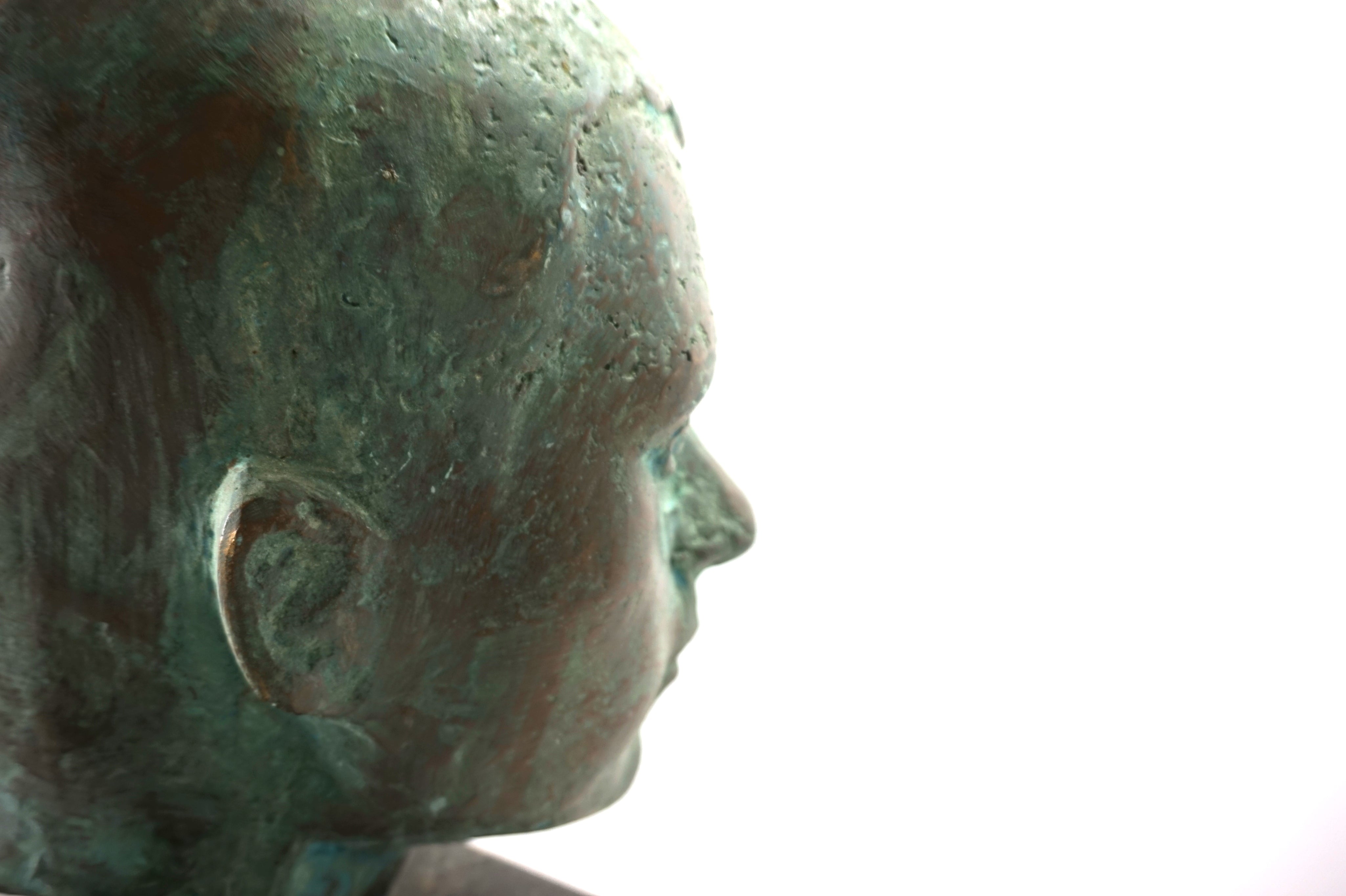Set_of_2_Life-Size_Bronze_Male_Heads_on_Granite_Steles,_German_Bauhaus_Period,_circa_1920s