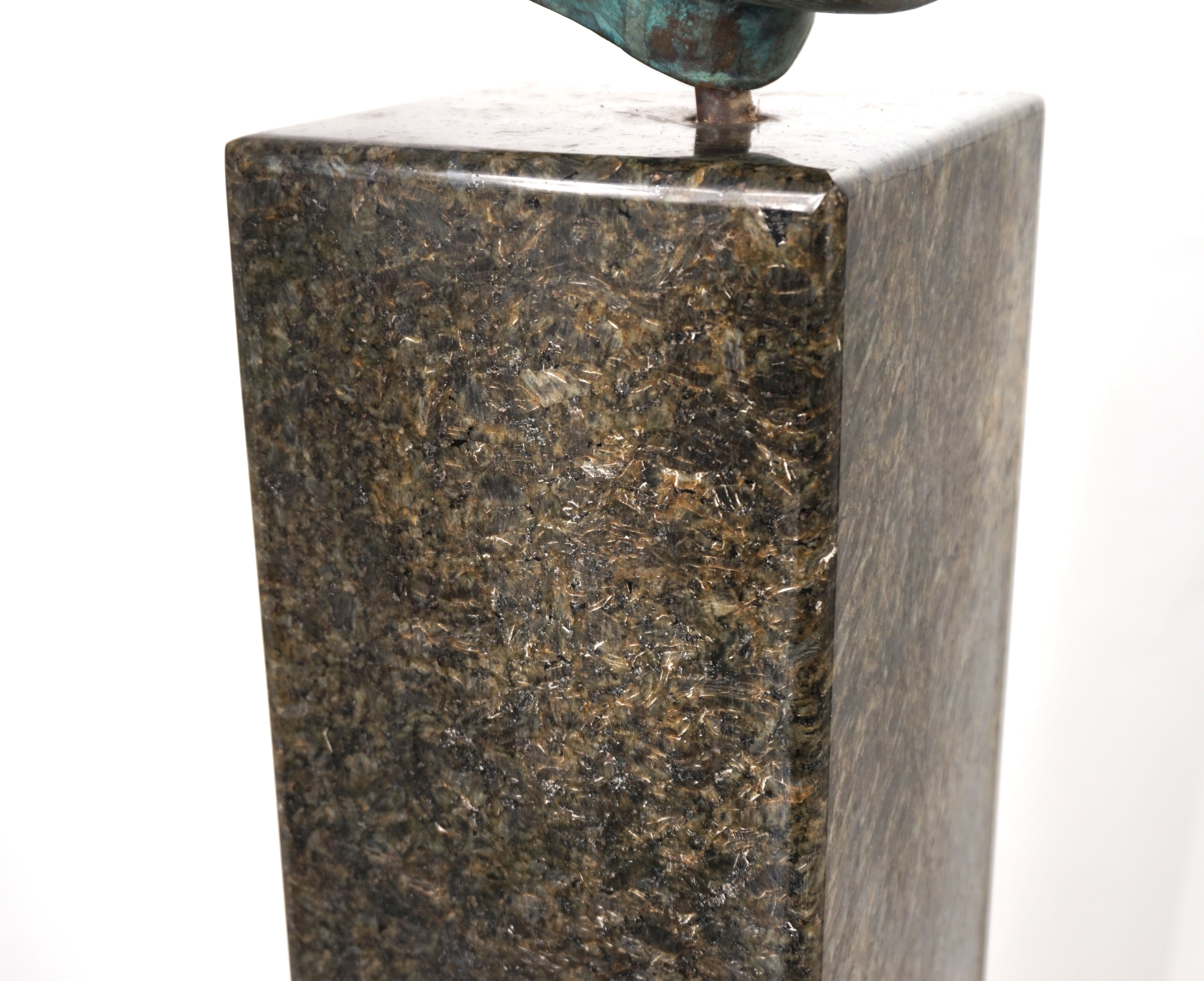 Set_of_2_Life-Size_Bronze_Male_Heads_on_Granite_Steles,_German_Bauhaus_Period,_circa_1920s