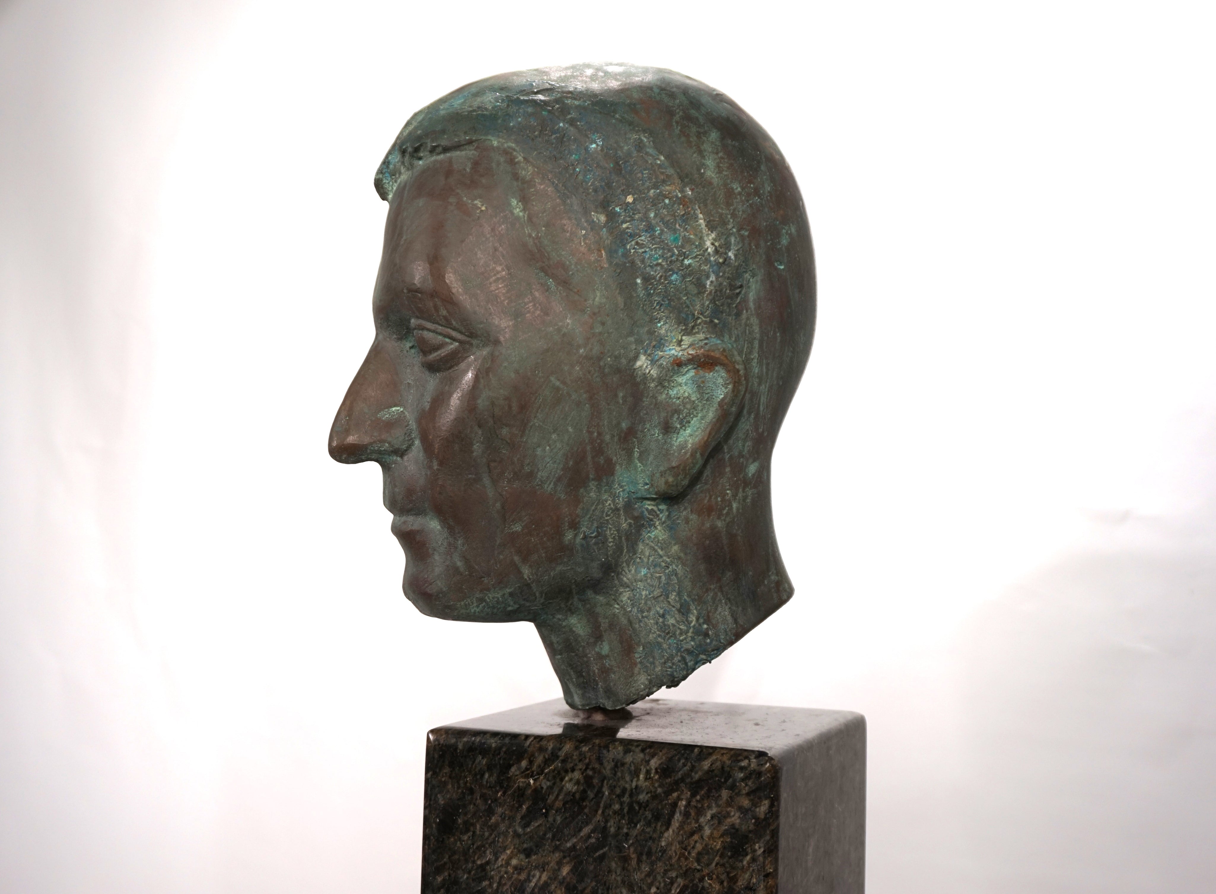 Set_of_2_Life-Size_Bronze_Male_Heads_on_Granite_Steles,_German_Bauhaus_Period,_circa_1920s