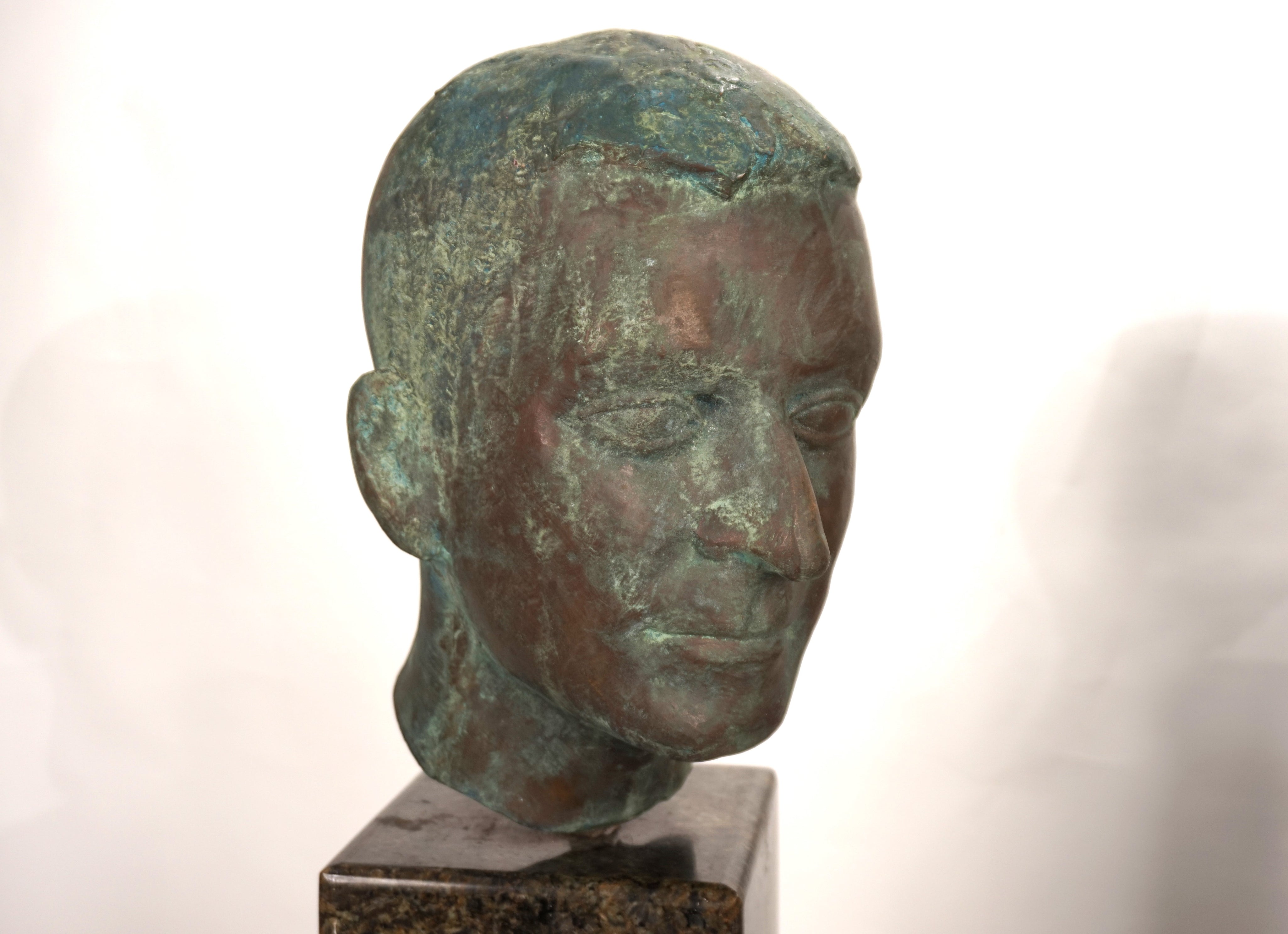 Set_of_2_Life-Size_Bronze_Male_Heads_on_Granite_Steles,_German_Bauhaus_Period,_circa_1920s