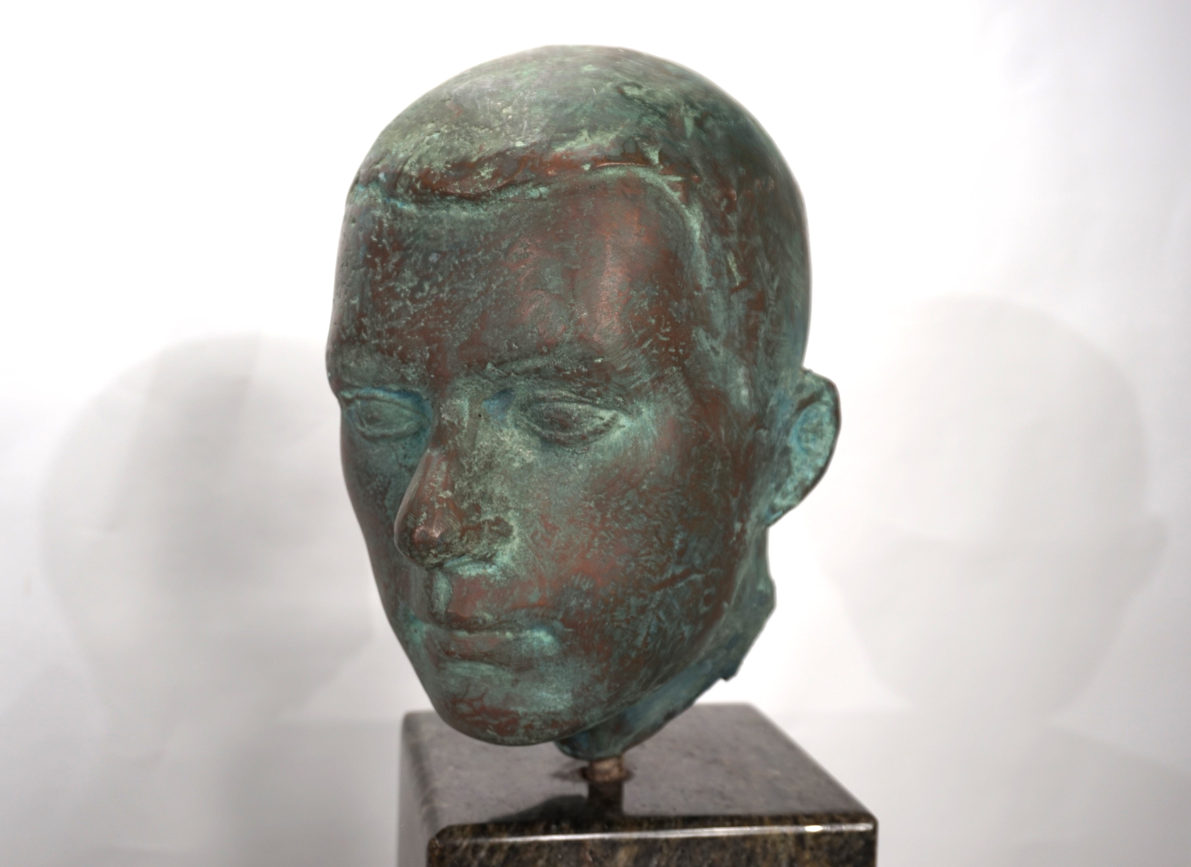 Set_of_2_Life-Size_Bronze_Male_Heads_on_Granite_Steles,_German_Bauhaus_Period,_circa_1920s
