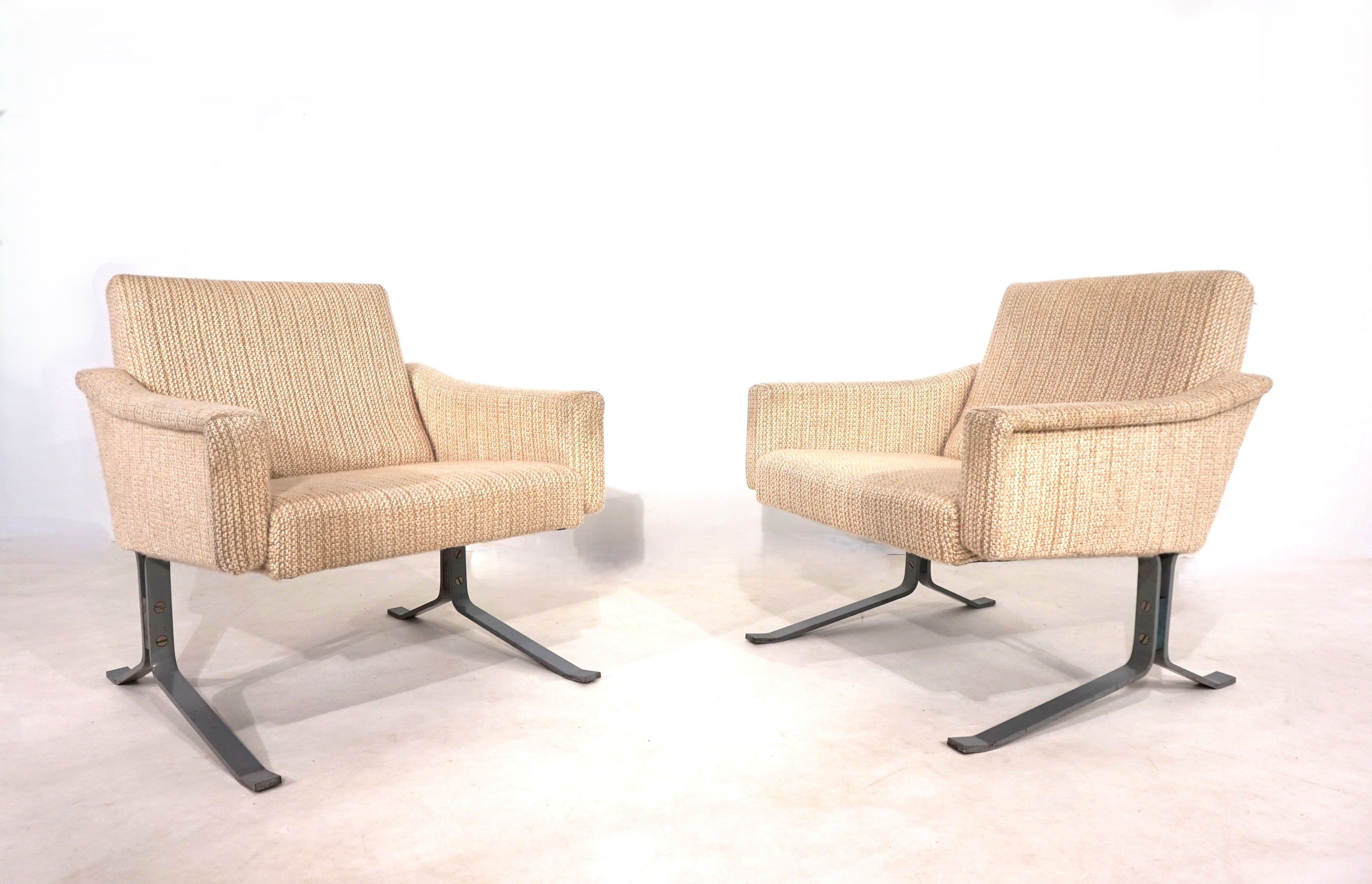 Set_of_2_Röhl_cantilever_lounge_chairs,_1960