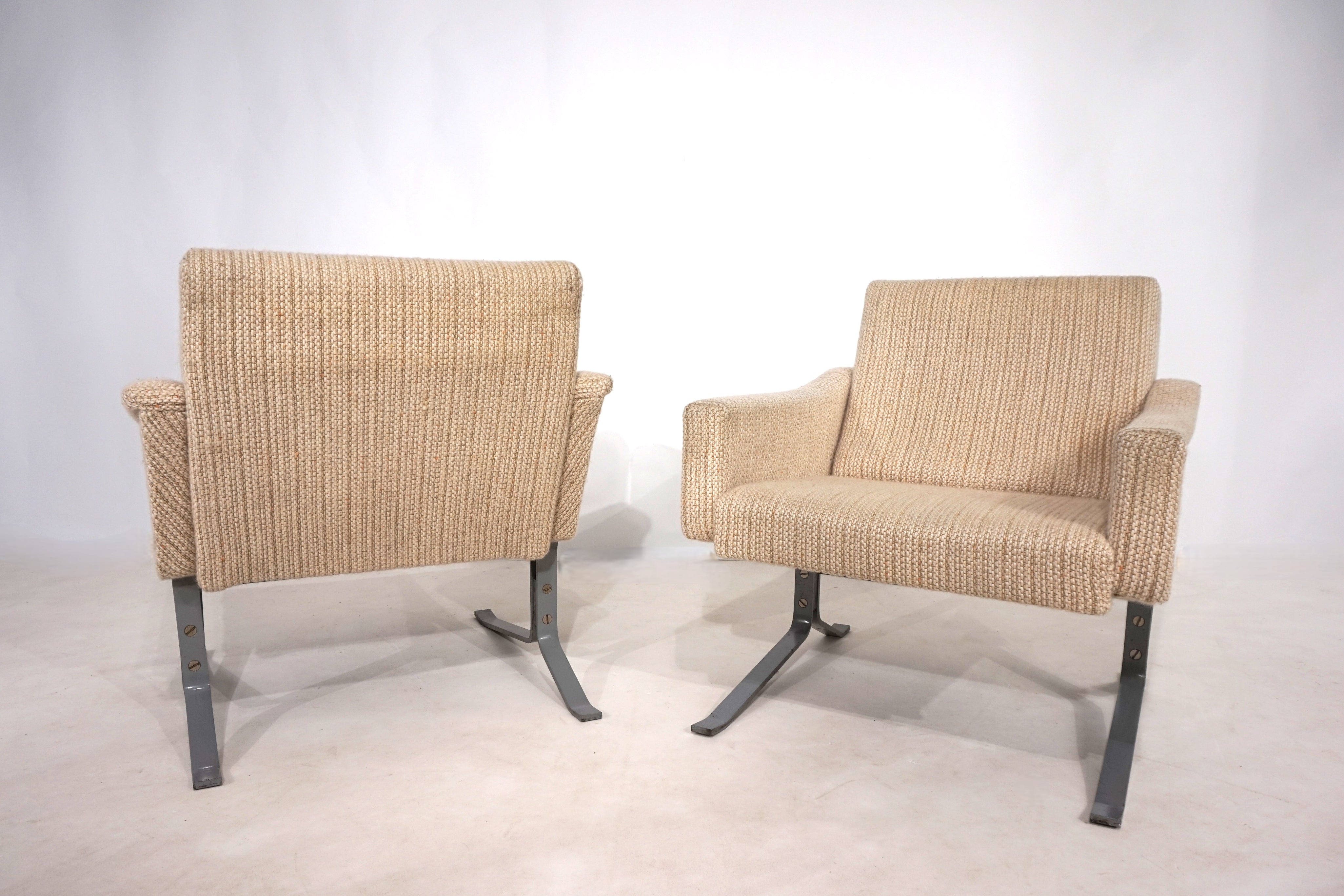 Set_of_2_Röhl_cantilever_lounge_chairs,_1960