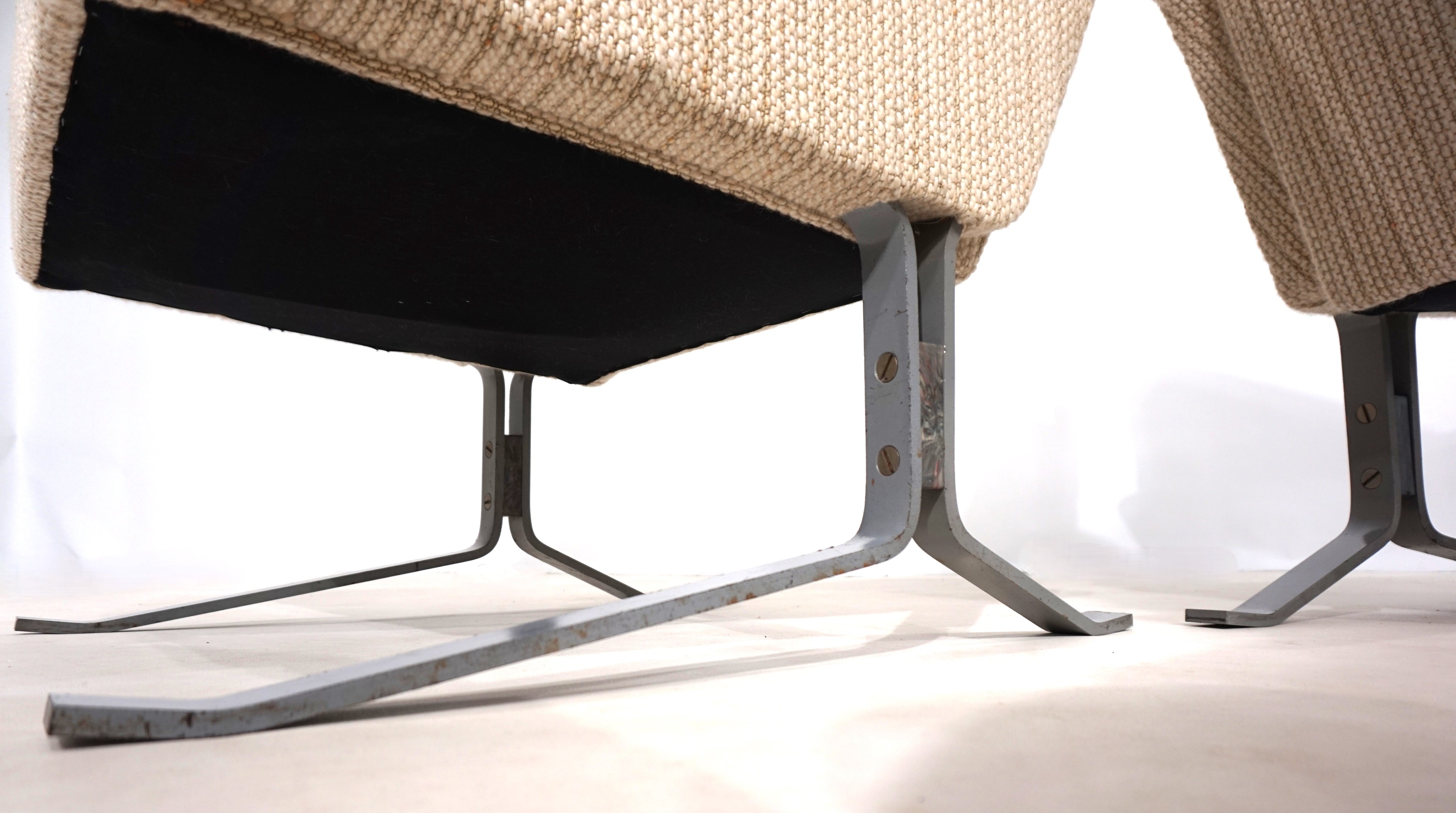 Set_of_2_Röhl_cantilever_lounge_chairs,_1960