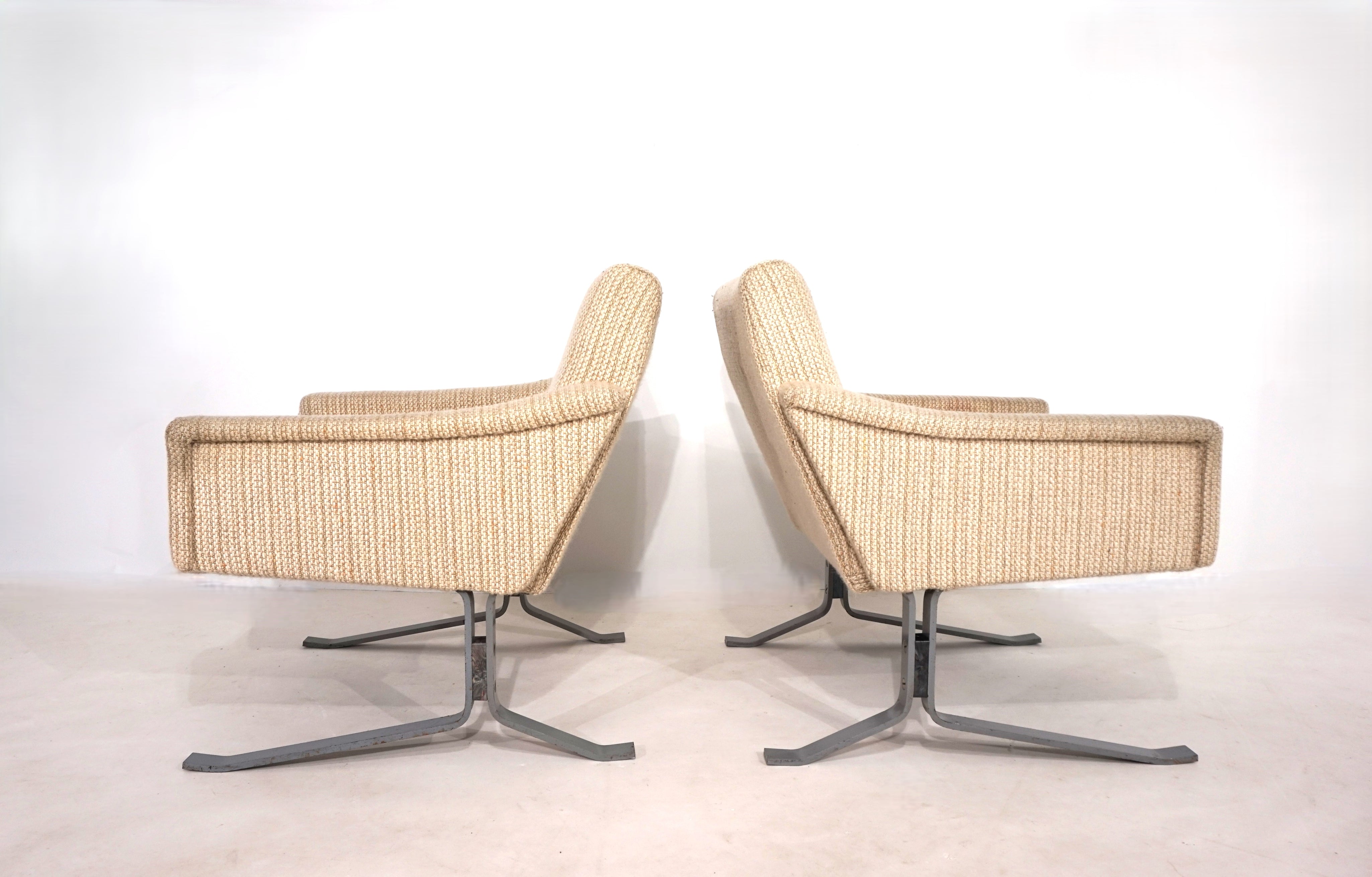 Set_of_2_Röhl_cantilever_lounge_chairs,_1960