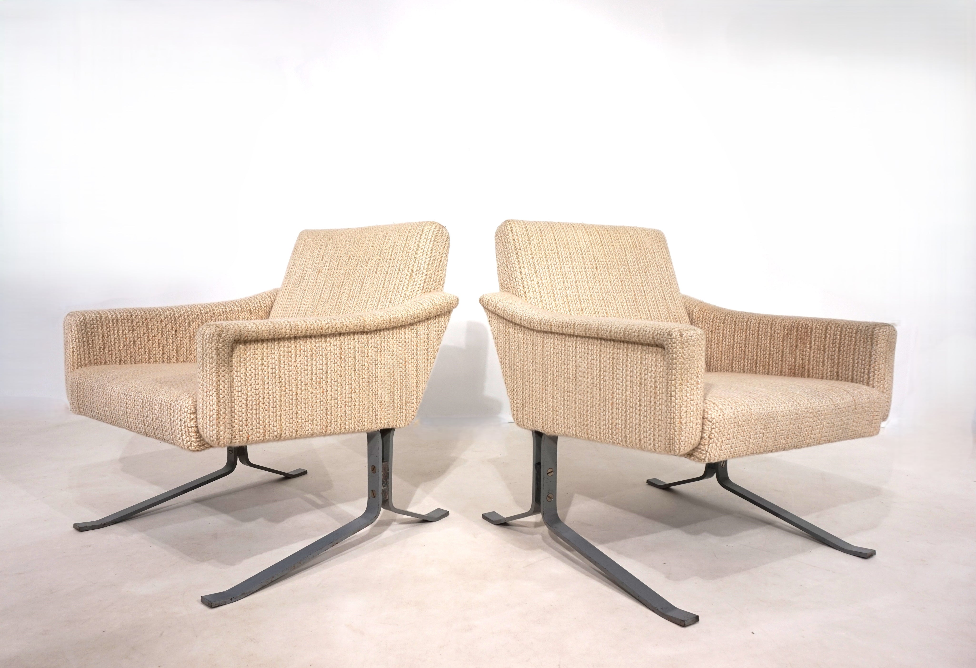 Set_of_2_Röhl_cantilever_lounge_chairs,_1960