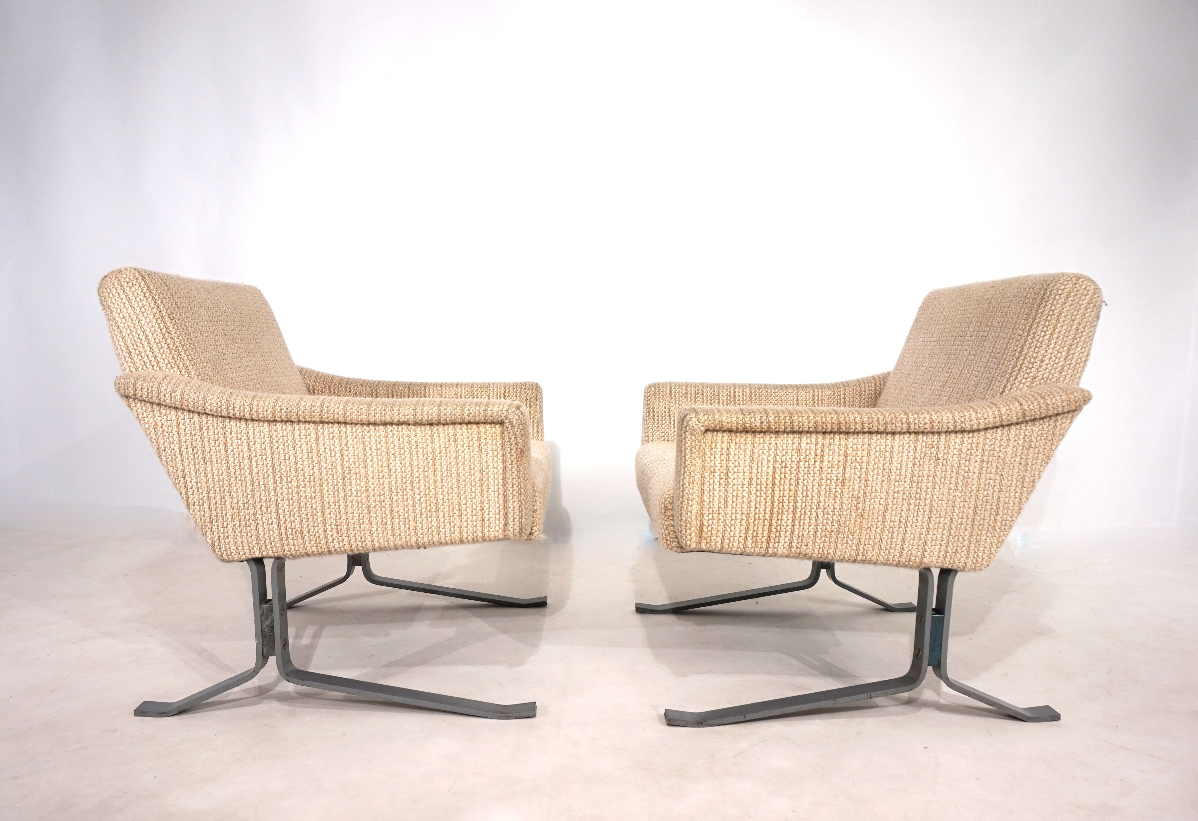 Set_of_2_Röhl_cantilever_lounge_chairs,_1960