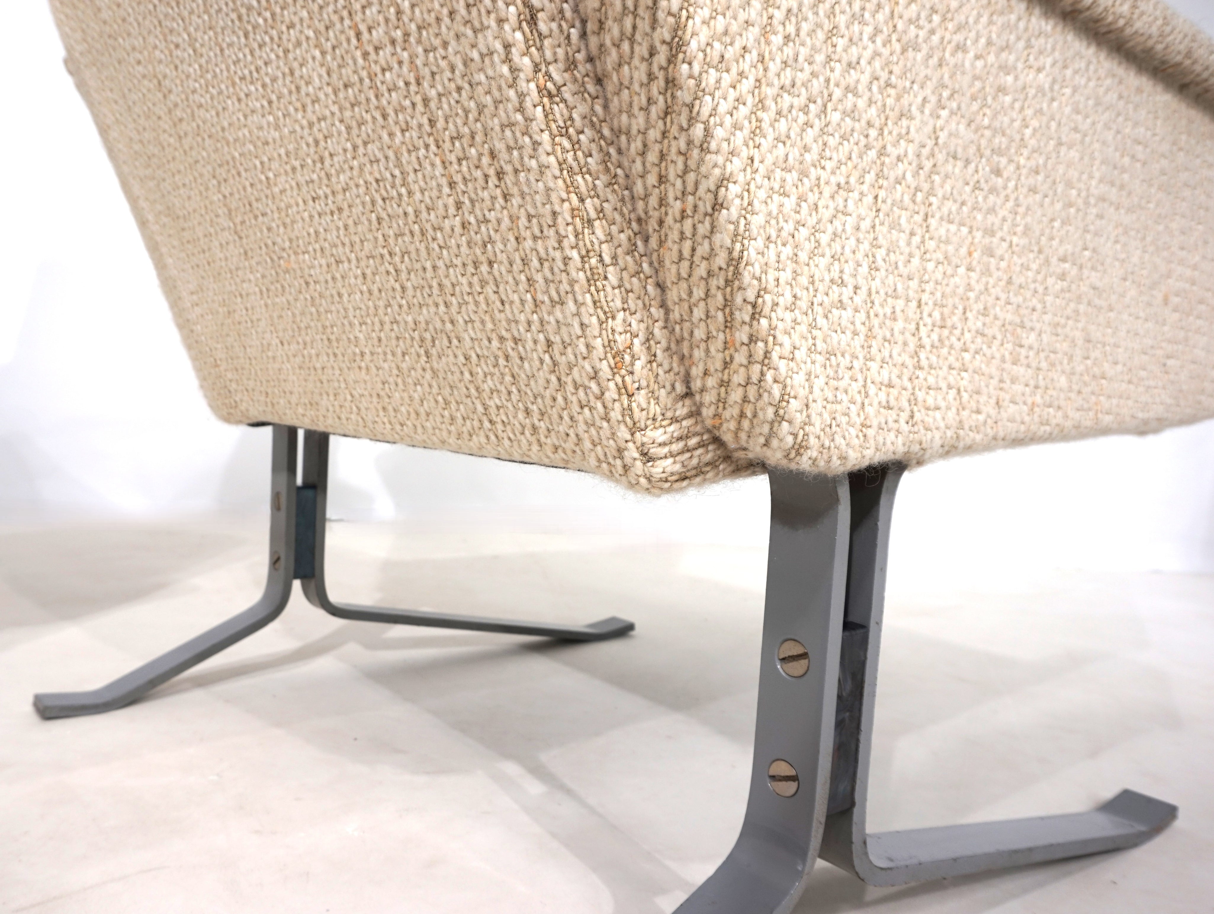Set_of_2_Röhl_cantilever_lounge_chairs,_1960