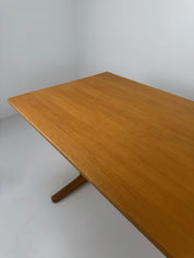 C18_Shaker_Dining_Table_by_Børge_Mogensen_for_FDB_Møbler,_Oak,_Denmark,_1960s