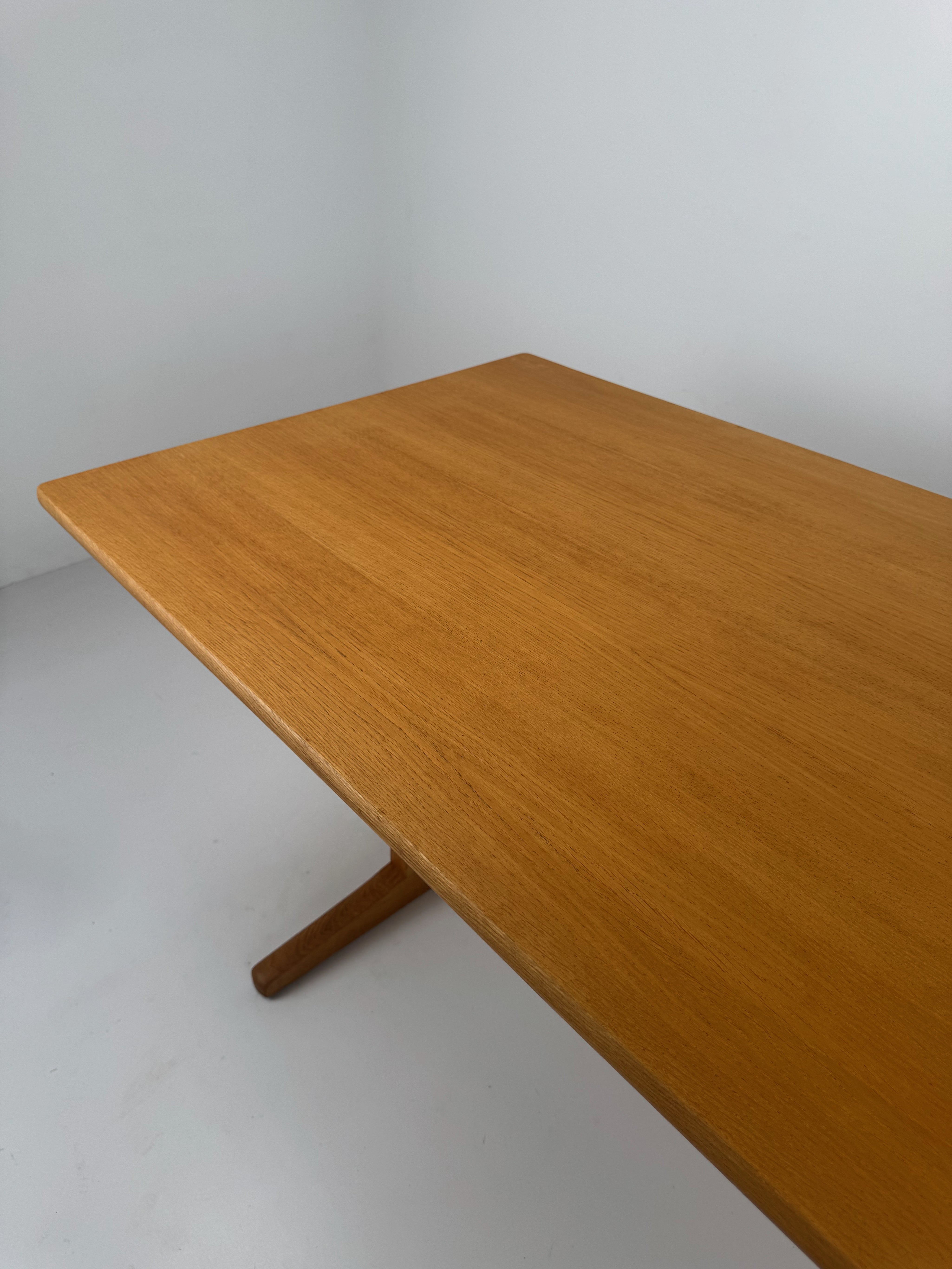 C18_Shaker_Dining_Table_by_Børge_Mogensen_for_FDB_Møbler,_Oak,_Denmark,_1960s