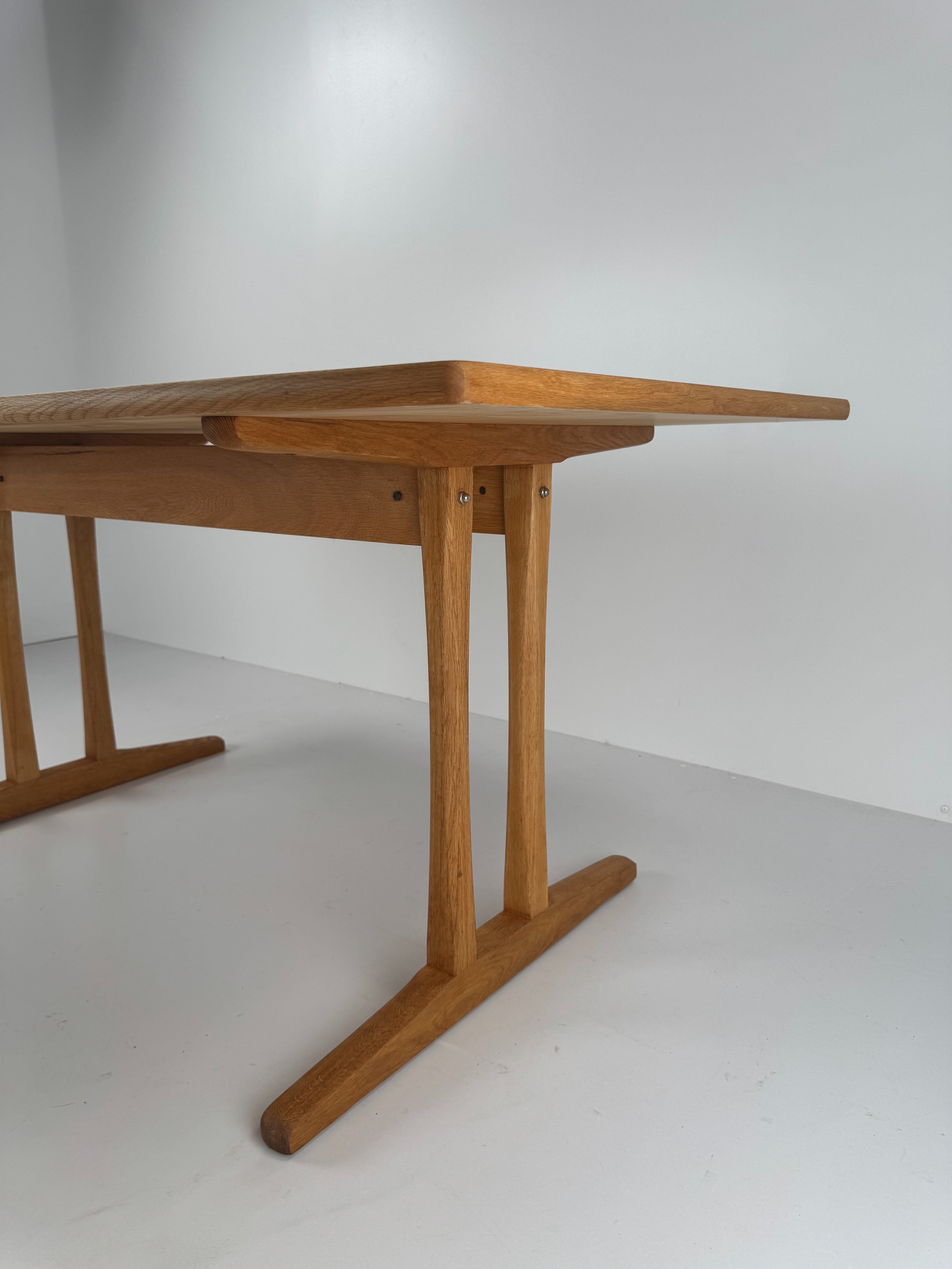 C18_Shaker_Dining_Table_by_Børge_Mogensen_for_FDB_Møbler,_Oak,_Denmark,_1960s