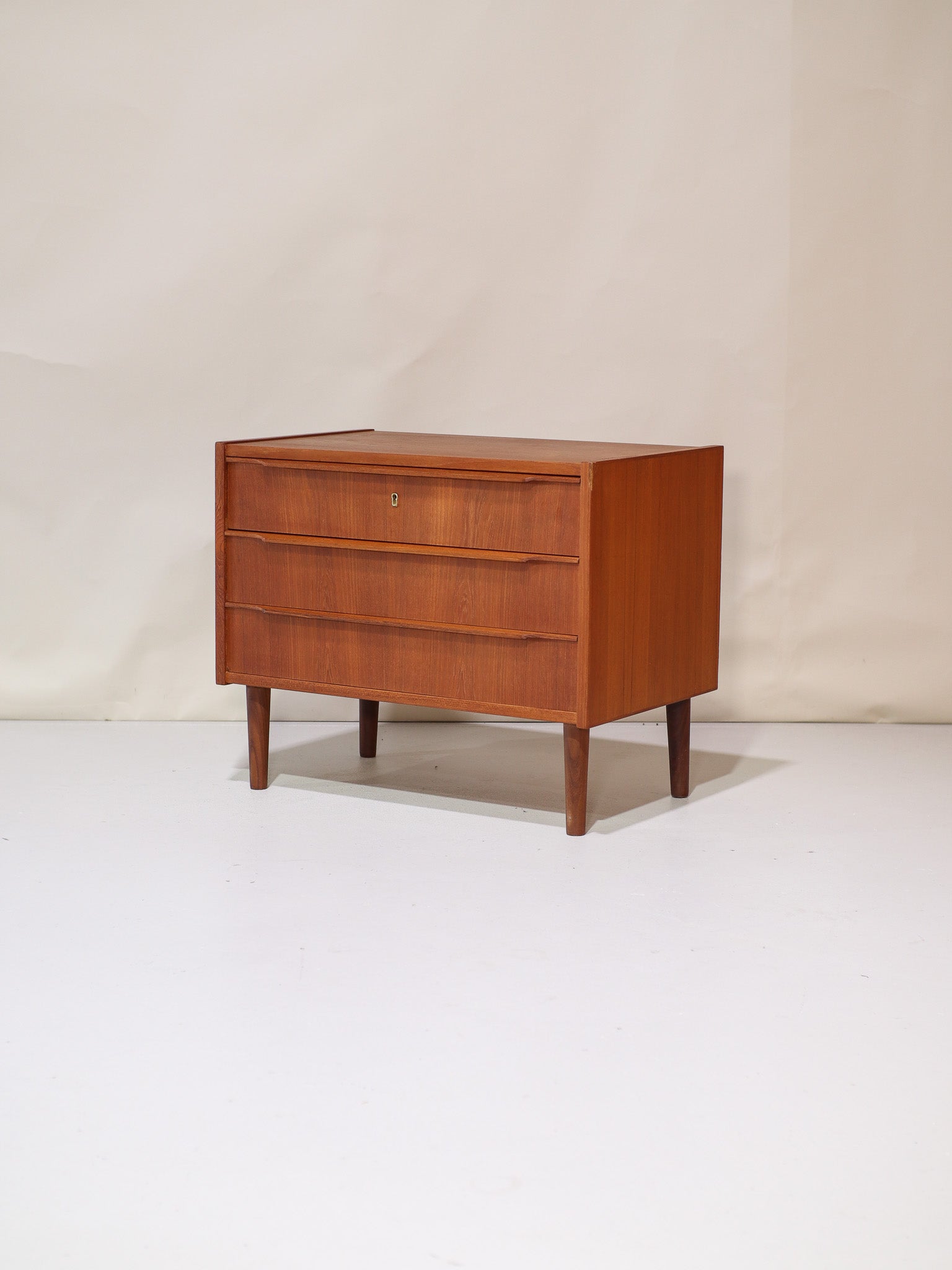 Small_chest_of_drawers_teak_wood_vintage_Danish