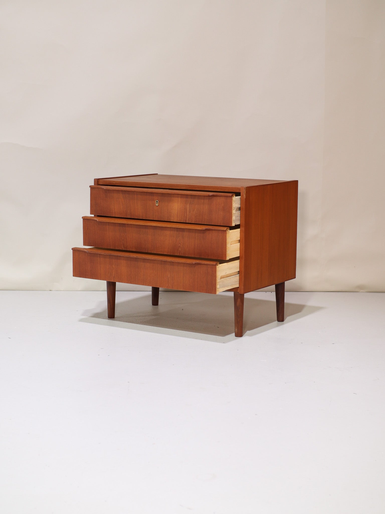 Small_chest_of_drawers_teak_wood_vintage_Danish
